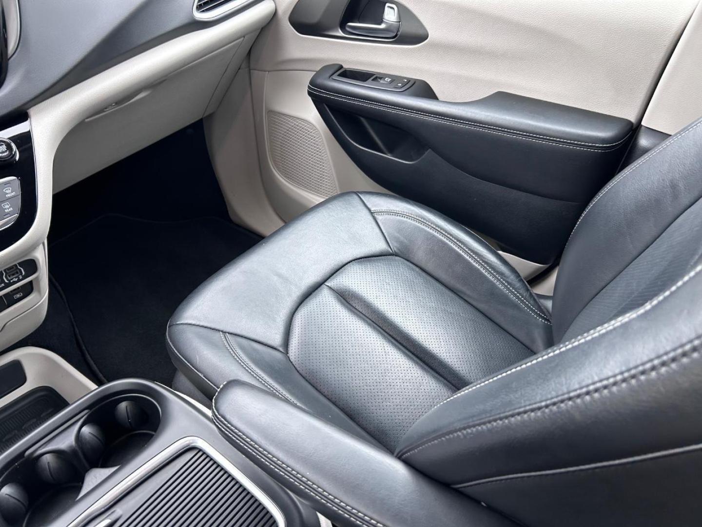 2022 /Black/Alloy/Black Leather Chrysler Pacifica Touring L (2C4RC1BG8NR) with an 3.6L V6 24V VVT UPG I engine, Automatic transmission, located at 970 Woodlawn Dr., Farmington, MO, 63640, (573) 431-7800, 37.825642, -90.468674 - USED 2022 Chrysler Pacifica Touring L from Pettus CDJR Farmington, Farmington MO. - Photo#19