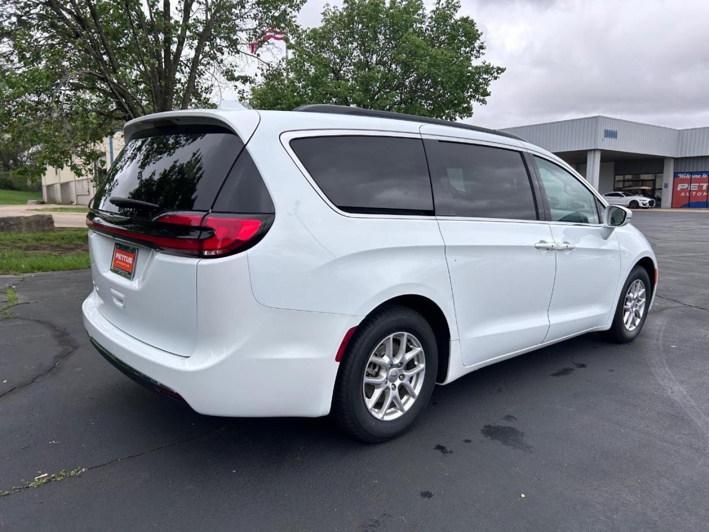 2022 /Black/Alloy/Black Leather Chrysler Pacifica Touring L (2C4RC1BG8NR) with an 3.6L V6 24V VVT UPG I engine, Automatic transmission, located at 970 Woodlawn Dr., Farmington, MO, 63640, (573) 431-7800, 37.825642, -90.468674 - USED 2022 Chrysler Pacifica Touring L from Pettus CDJR Farmington, Farmington MO. - Photo#2