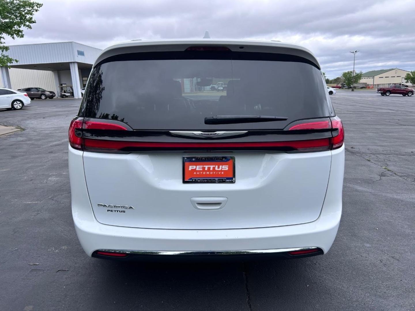 2022 /Black/Alloy/Black Leather Chrysler Pacifica Touring L (2C4RC1BG8NR) with an 3.6L V6 24V VVT UPG I engine, Automatic transmission, located at 970 Woodlawn Dr., Farmington, MO, 63640, (573) 431-7800, 37.825642, -90.468674 - USED 2022 Chrysler Pacifica Touring L from Pettus CDJR Farmington, Farmington MO. - Photo#3