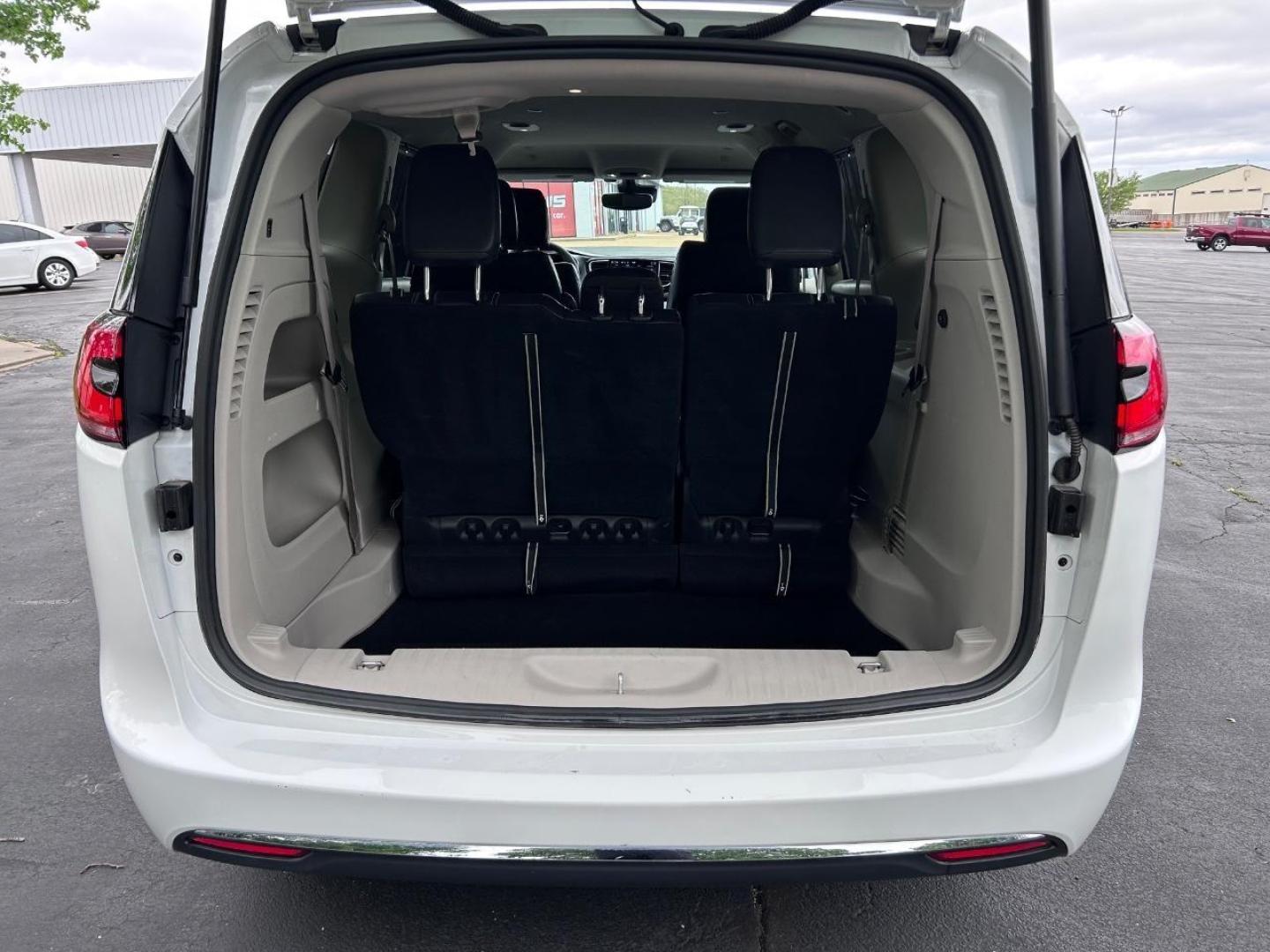 2022 /Black/Alloy/Black Leather Chrysler Pacifica Touring L (2C4RC1BG8NR) with an 3.6L V6 24V VVT UPG I engine, Automatic transmission, located at 970 Woodlawn Dr., Farmington, MO, 63640, (573) 431-7800, 37.825642, -90.468674 - USED 2022 Chrysler Pacifica Touring L from Pettus CDJR Farmington, Farmington MO. - Photo#4