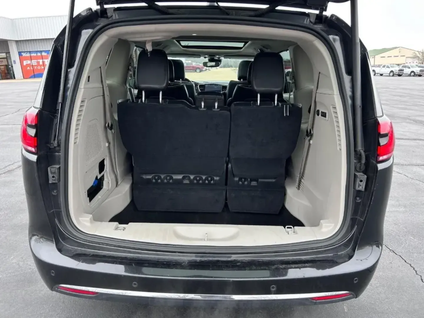 2022 /Black/Alloy/Black Leather Chrysler Pacifica Limited (2C4RC1GG8NR) with an 3.6L V6 24V VVT UPG I engine, Automatic transmission, located at 970 Woodlawn Dr., Farmington, MO, 63640, (573) 431-7800, 37.825642, -90.468674 - **Discover the Ultimate Family Companion: 2022 Chrysler Pacifica Limited in Farmington, MO!**<br /> <br /> Are you searching for the perfect vehicle to elevate your family adventures? Look no further! The 2022 Chrysler Pacifica Limited, available now at Pettus CDJR Farmington, is the ideal minivan f - Photo#3