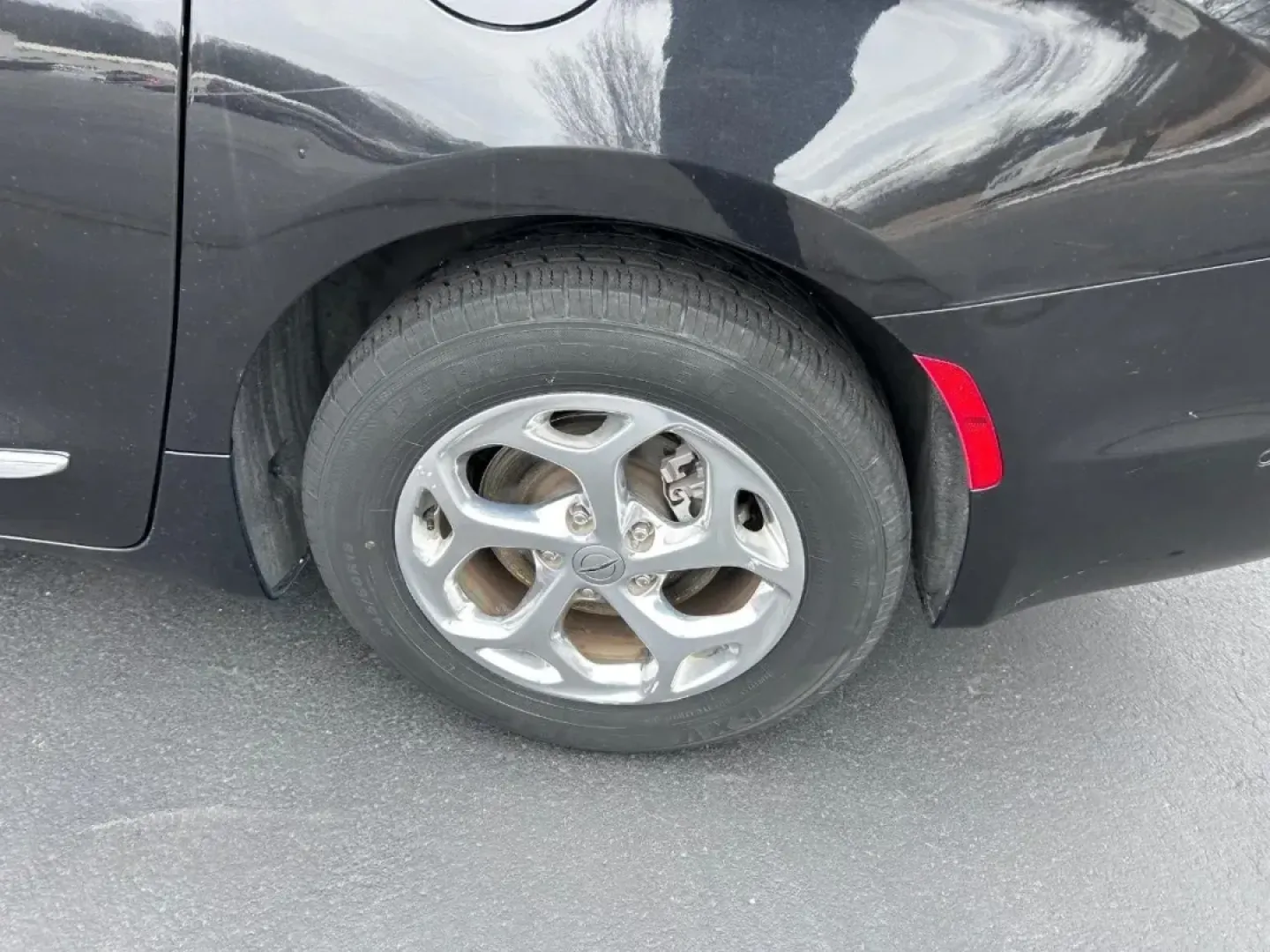 2022 /Black/Alloy/Black Leather Chrysler Pacifica Limited (2C4RC1GG8NR) with an 3.6L V6 24V VVT UPG I engine, Automatic transmission, located at 970 Woodlawn Dr., Farmington, MO, 63640, (573) 431-7800, 37.825642, -90.468674 - **Discover the Ultimate Family Companion: 2022 Chrysler Pacifica Limited in Farmington, MO!**<br /> <br /> Are you searching for the perfect vehicle to elevate your family adventures? Look no further! The 2022 Chrysler Pacifica Limited, available now at Pettus CDJR Farmington, is the ideal minivan f - Photo#5