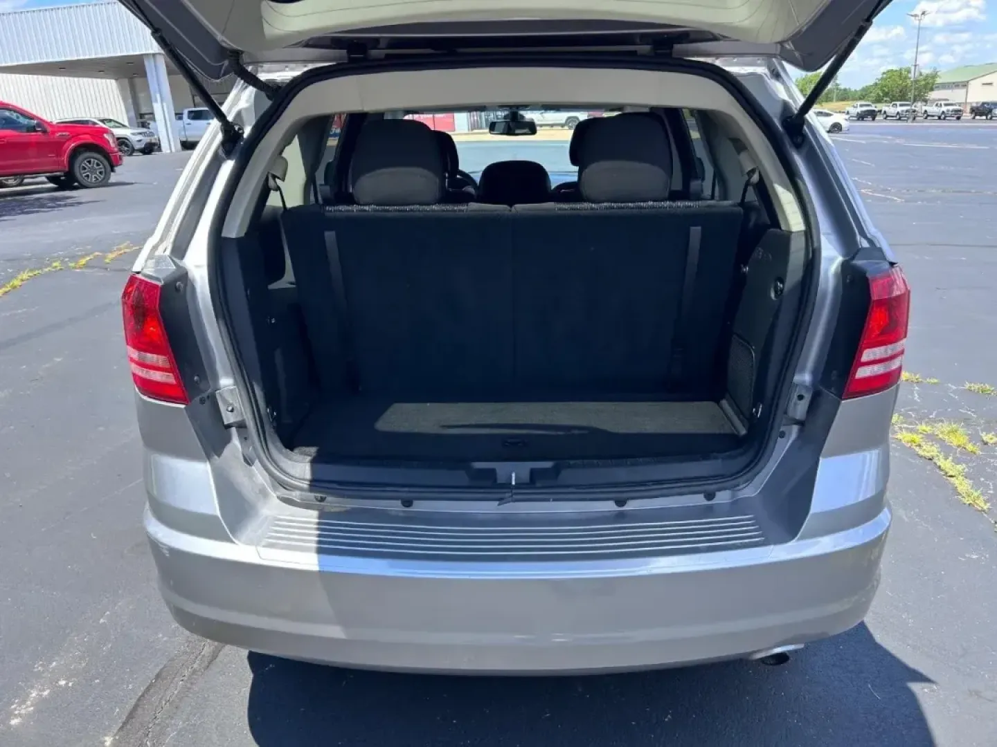 2018 /Black Cloth Dodge Journey SE (3C4PDCABXJT) with an 2.4L I4 DOHC 16V Dual VVT engine, Automatic transmission, located at 970 Woodlawn Dr., Farmington, MO, 63640, (573) 431-7800, 37.825642, -90.468674 - Are you ready to elevate your family adventures, weekend getaways, or daily commutes? Look no further than this exceptional **2018 Dodge Journey SE** available at **Pettus CDJR Farmington** in **Farmington, MO**! With its spacious interior and versatile features, this SUV is perfect for growing fami - Photo#4