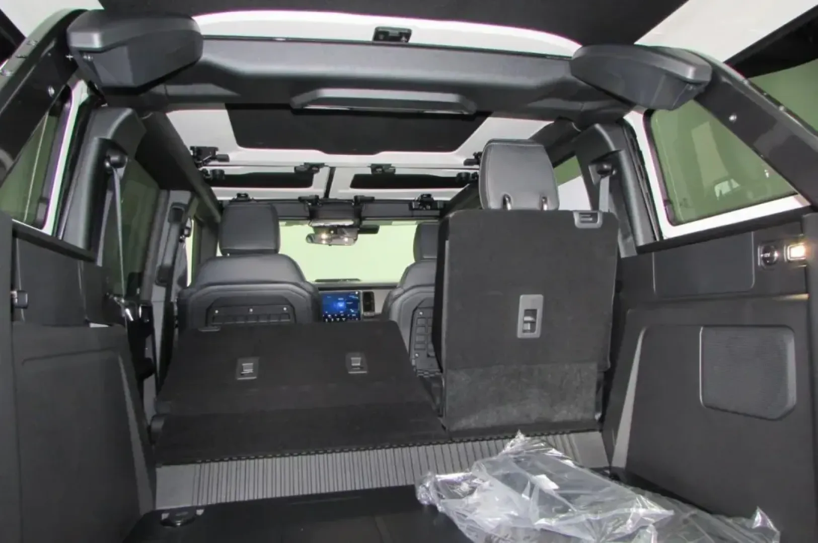 2025 /Dark Gray w/Black Onyx Leather Ford Bronco Big Bend (1FMDE7BH0SL) with an 2.3L EcoBoost I-4 engine, located at 12836 Highway 21, De Soto, MO, 63020, (636) 337-7777, 38.151867, -90.575615 - **Unleash Adventure with the 2025 Ford Bronco Big Bend at Pettus Ford De Soto!**<br /> <br /> Are you ready to take your weekends to the next level? Picture this: you and your family, friends, or adventurous spirit take off on an exhilarating road trip or off-road excursion in a rugged yet stylish v - Photo#28