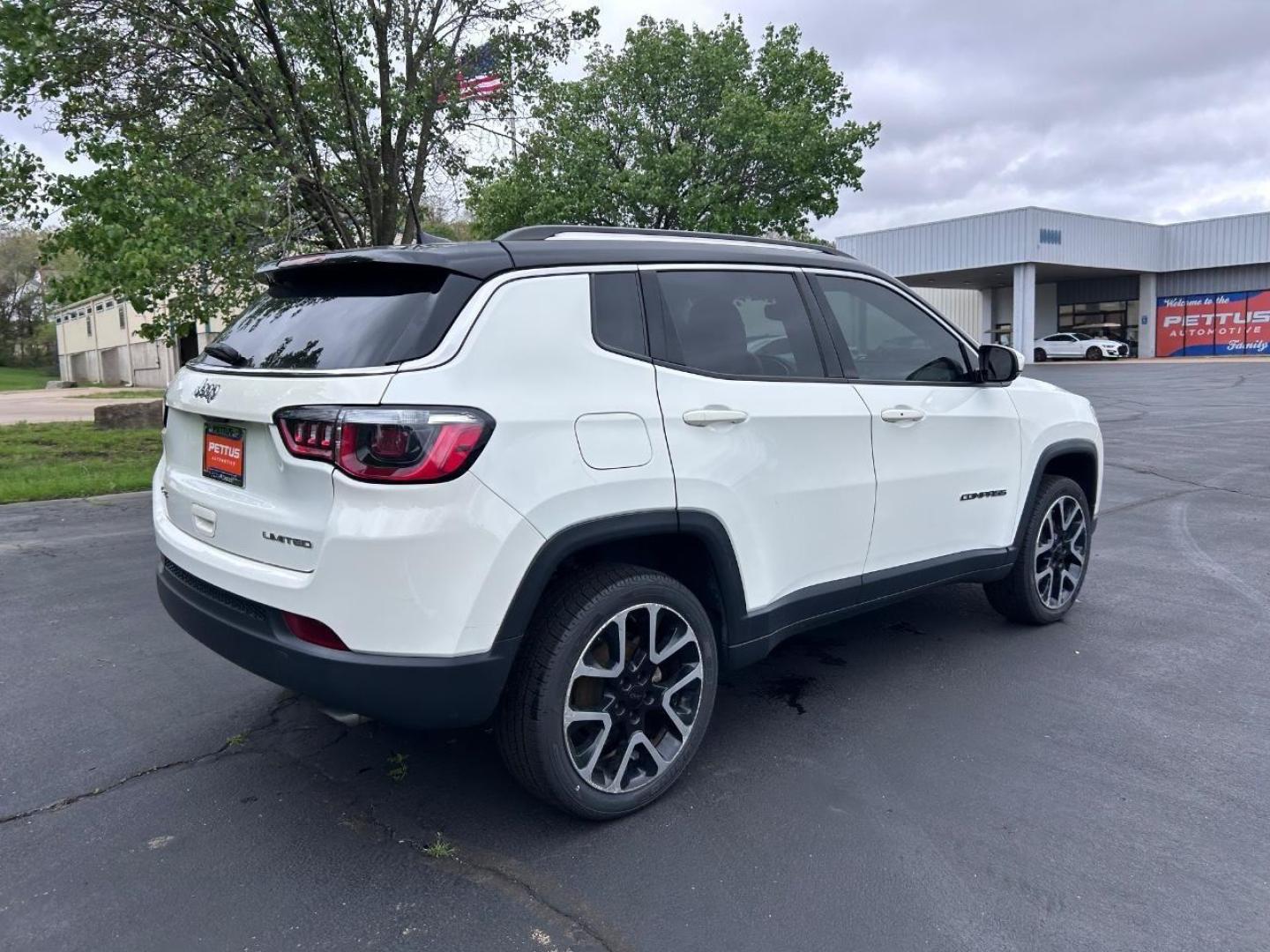 2018 /Ski Gray/Black Leather Jeep Compass Limited (3C4NJDCB2JT) with an 2.4L I4 Zero Evap M-Air engine, Automatic transmission, located at 970 Woodlawn Dr., Farmington, MO, 63640, (573) 431-7800, 37.825642, -90.468674 - USED 2018 Jeep Compass Limited from Pettus CDJR Farmington, Farmington MO. - Photo#2