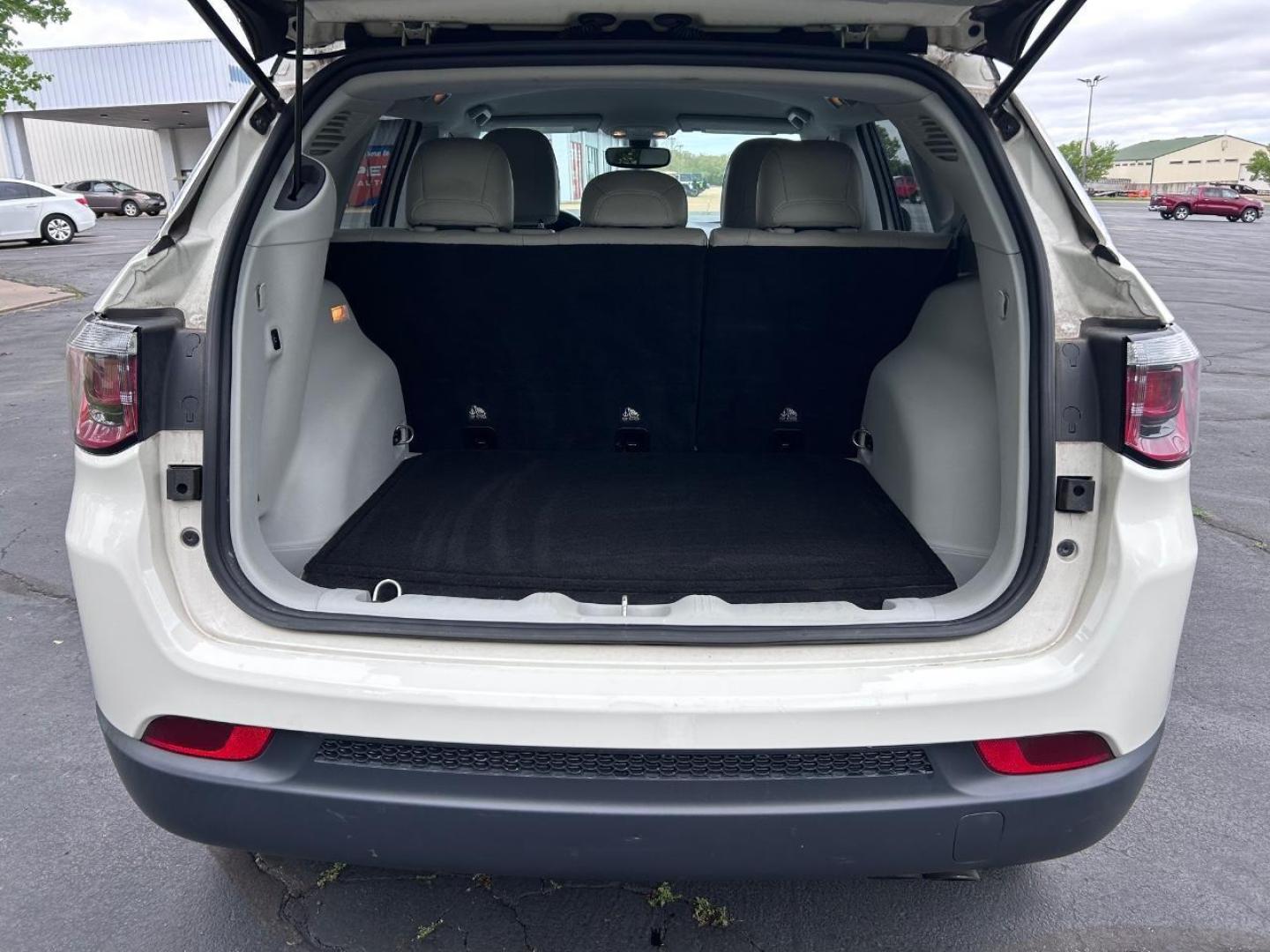 2018 /Ski Gray/Black Leather Jeep Compass Limited (3C4NJDCB2JT) with an 2.4L I4 Zero Evap M-Air engine, Automatic transmission, located at 970 Woodlawn Dr., Farmington, MO, 63640, (573) 431-7800, 37.825642, -90.468674 - USED 2018 Jeep Compass Limited from Pettus CDJR Farmington, Farmington MO. - Photo#4