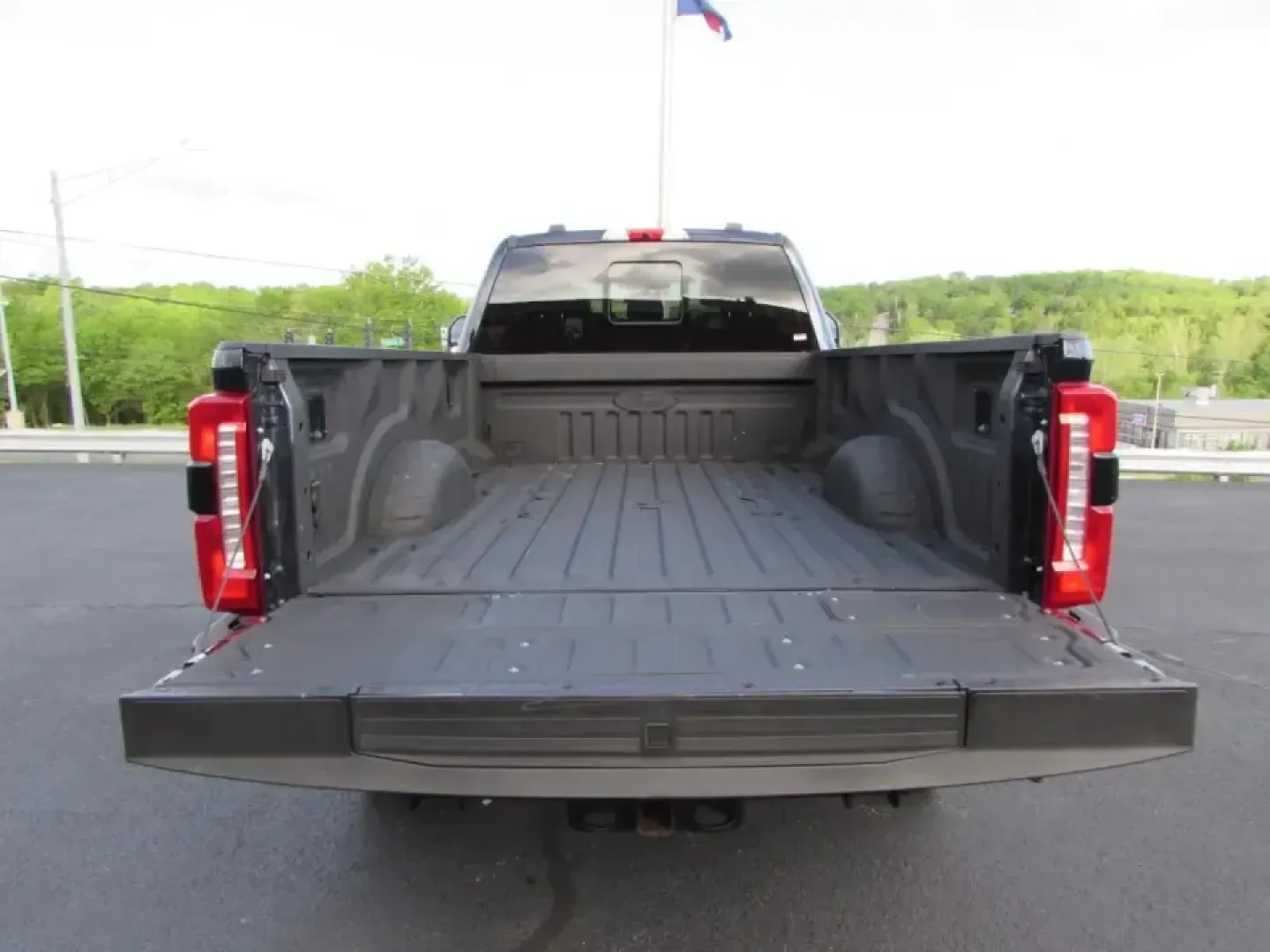 2024 /Black Onyx Ford F-350SD Lariat (1FT8X3BN1RE) with an 7.3L V8 OHV 16V engine, 6A transmission, located at 12836 Highway 21, De Soto, MO, 63020, (636) 337-7777, 38.151867, -90.575615 - When your weekends revolve around hauling, towing, and getting the job (or the adventure) done without second-guessing your truck, this 2024 Ford F-350 Super Duty Lariat is built for the lifestyle. Whether you're pulling a trailer out toward the backroads, loading up supplies for a worksite, or plan - Photo#10