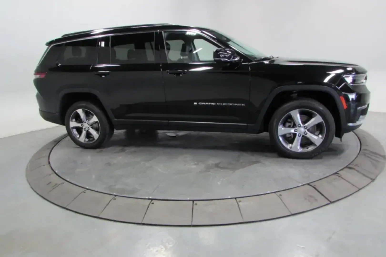 2022 /Global Black Leather Jeep Grand Cherokee Limited (1C4RJKBG4N8) with an Other engine, Automatic transmission, located at 12830 Highway 21, De Soto, MO, 63020, (636) 337-7777, 38.153099, -90.573624 - **Unleash Adventure with the 2022 Jeep Grand Cherokee L Limited Perfect for Family Road Trips!**<br /> <br /> Imagine hitting the open road with your family, embarking on weekend getaways or routine commutes with confidence and style. The 2022 Jeep Grand Cherokee L Limited is the ultimate solution - Photo#2