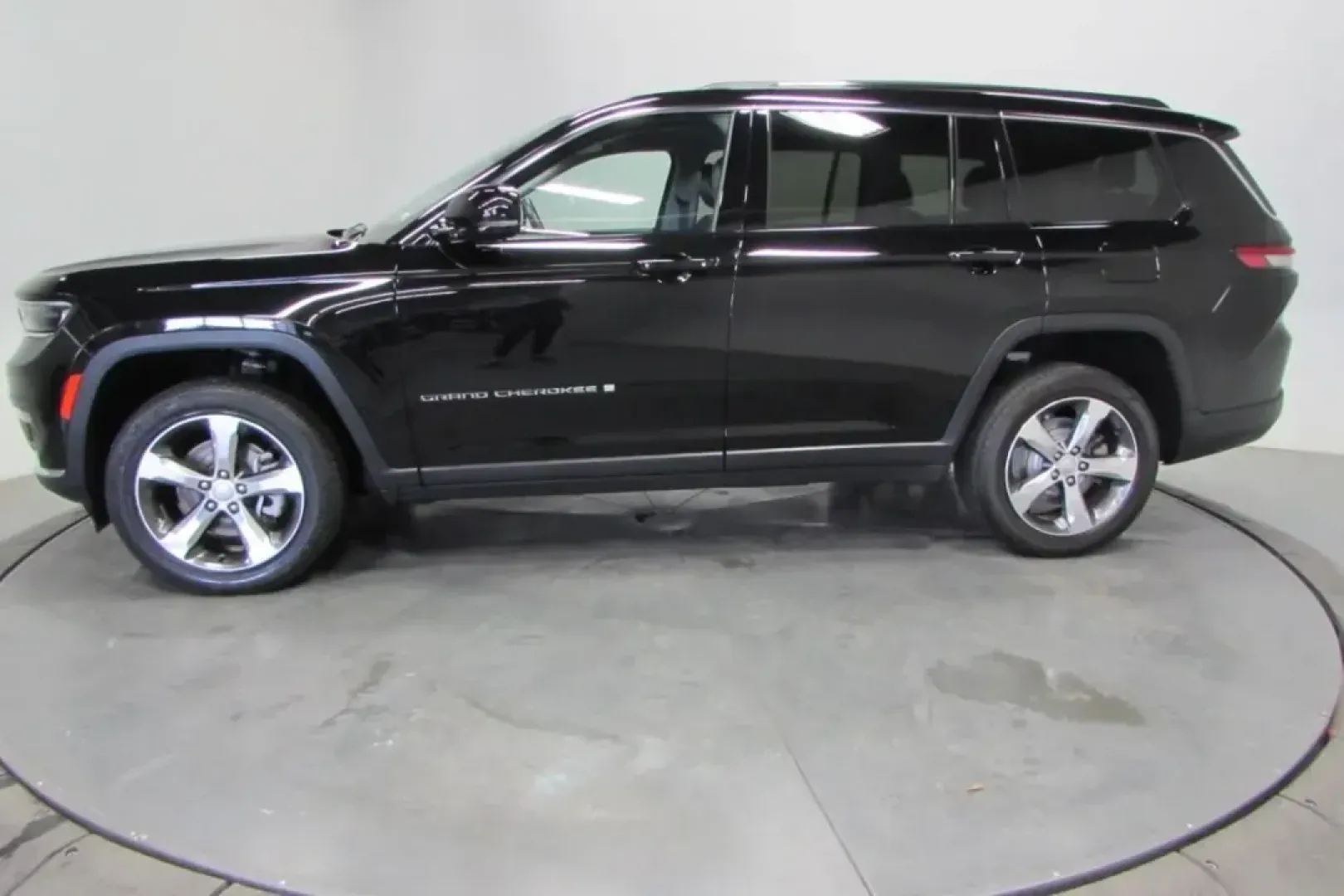 2022 /Global Black Leather Jeep Grand Cherokee Limited (1C4RJKBG4N8) with an Other engine, Automatic transmission, located at 12830 Highway 21, De Soto, MO, 63020, (636) 337-7777, 38.153099, -90.573624 - **Unleash Adventure with the 2022 Jeep Grand Cherokee L Limited Perfect for Family Road Trips!**<br /> <br /> Imagine hitting the open road with your family, embarking on weekend getaways or routine commutes with confidence and style. The 2022 Jeep Grand Cherokee L Limited is the ultimate solution - Photo#3