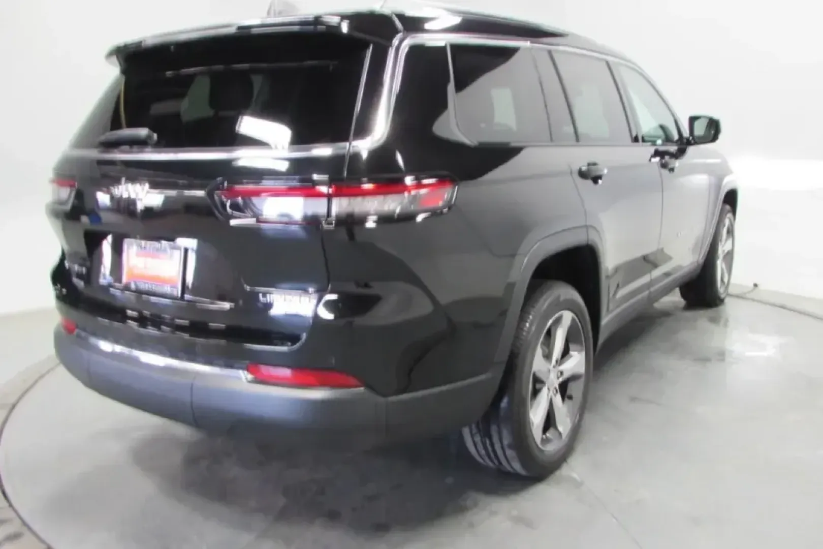 2022 /Global Black Leather Jeep Grand Cherokee Limited (1C4RJKBG4N8) with an Other engine, Automatic transmission, located at 12830 Highway 21, De Soto, MO, 63020, (636) 337-7777, 38.153099, -90.573624 - **Unleash Adventure with the 2022 Jeep Grand Cherokee L Limited Perfect for Family Road Trips!**<br /> <br /> Imagine hitting the open road with your family, embarking on weekend getaways or routine commutes with confidence and style. The 2022 Jeep Grand Cherokee L Limited is the ultimate solution - Photo#6