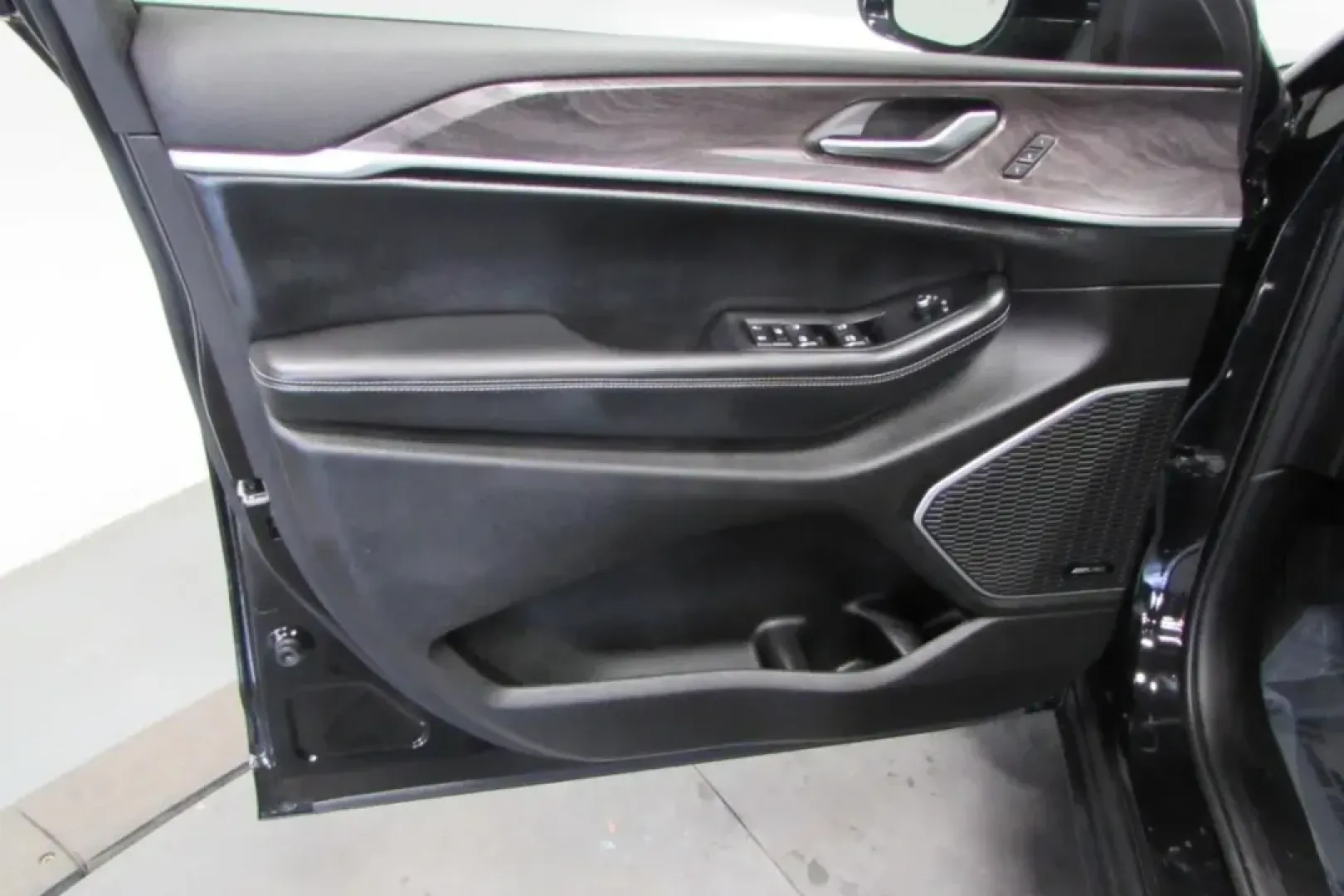 2022 /Global Black Leather Jeep Grand Cherokee Limited (1C4RJKBG4N8) with an Other engine, Automatic transmission, located at 12830 Highway 21, De Soto, MO, 63020, (636) 337-7777, 38.153099, -90.573624 - **Unleash Adventure with the 2022 Jeep Grand Cherokee L Limited Perfect for Family Road Trips!**<br /> <br /> Imagine hitting the open road with your family, embarking on weekend getaways or routine commutes with confidence and style. The 2022 Jeep Grand Cherokee L Limited is the ultimate solution - Photo#10
