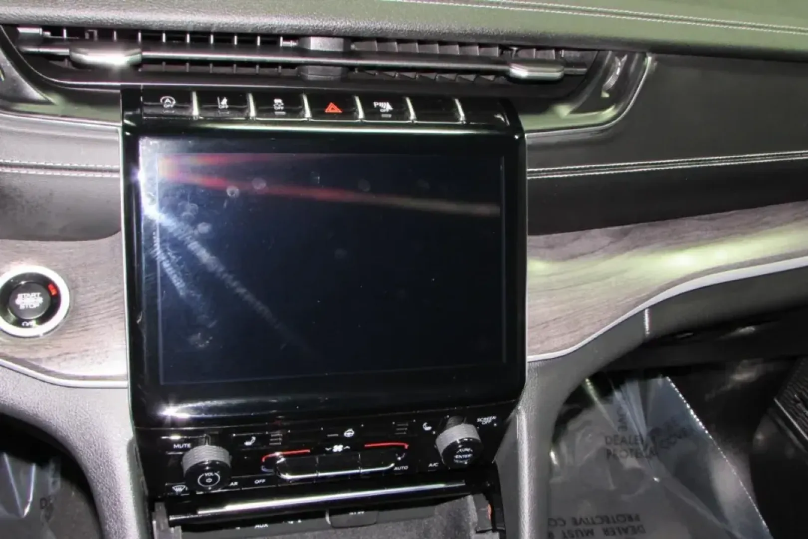 2022 /Global Black Leather Jeep Grand Cherokee Limited (1C4RJKBG4N8) with an Other engine, Automatic transmission, located at 12830 Highway 21, De Soto, MO, 63020, (636) 337-7777, 38.153099, -90.573624 - **Unleash Adventure with the 2022 Jeep Grand Cherokee L Limited Perfect for Family Road Trips!**<br /> <br /> Imagine hitting the open road with your family, embarking on weekend getaways or routine commutes with confidence and style. The 2022 Jeep Grand Cherokee L Limited is the ultimate solution - Photo#19
