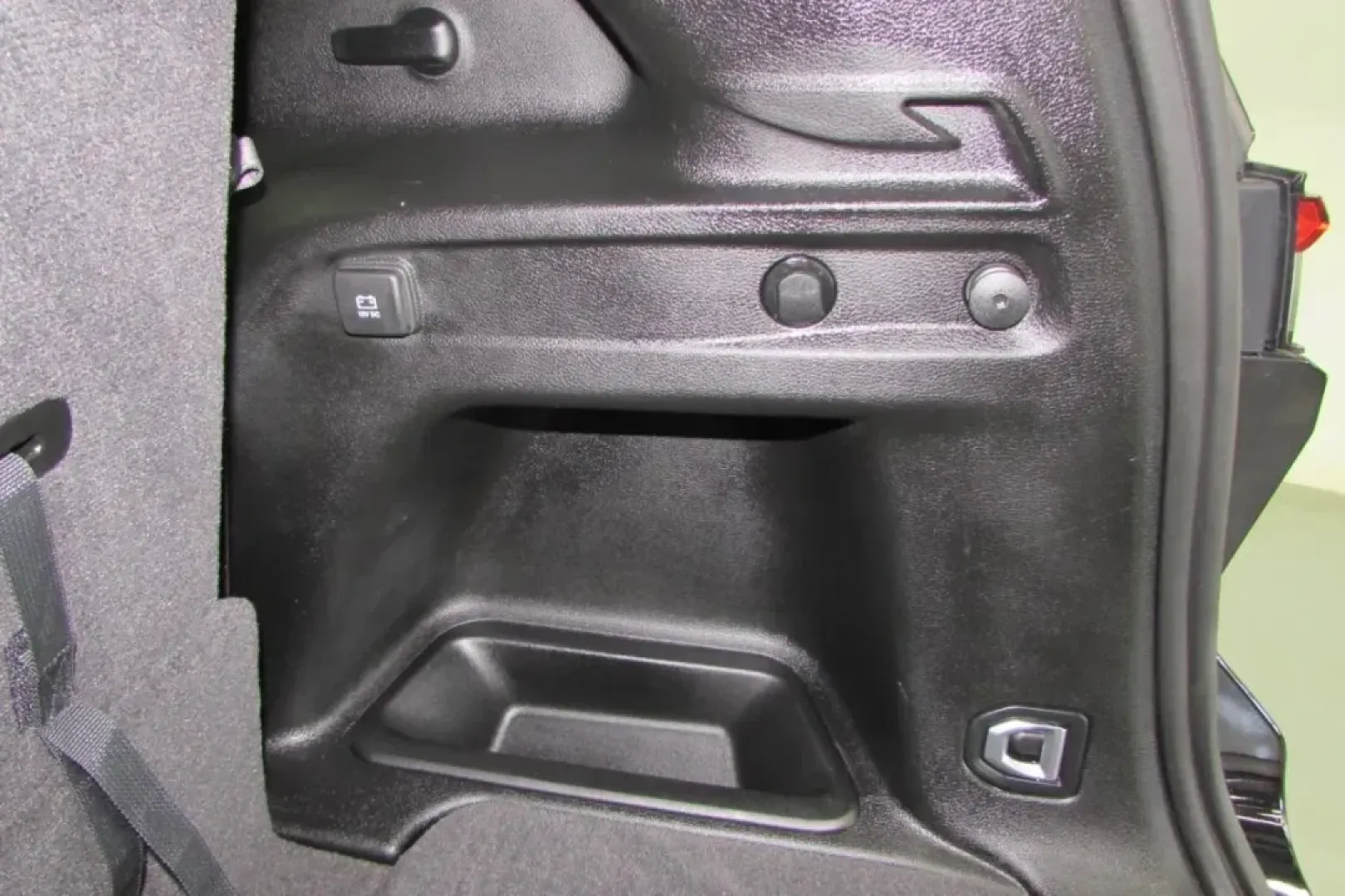 2022 /Global Black Leather Jeep Grand Cherokee Limited (1C4RJKBG4N8) with an Other engine, Automatic transmission, located at 12830 Highway 21, De Soto, MO, 63020, (636) 337-7777, 38.153099, -90.573624 - **Unleash Adventure with the 2022 Jeep Grand Cherokee L Limited Perfect for Family Road Trips!**<br /> <br /> Imagine hitting the open road with your family, embarking on weekend getaways or routine commutes with confidence and style. The 2022 Jeep Grand Cherokee L Limited is the ultimate solution - Photo#31