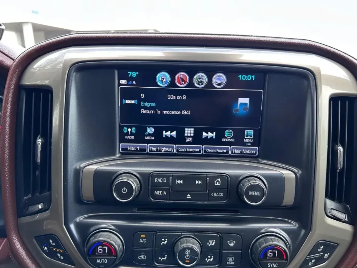 2017 /Saddle Leather Chevrolet Silverado 1500 High Country (3GCUKTEC5HG) with an 5.3L EcoTec3 V8 engine, Automatic transmission, located at 970 Woodlawn Dr., Farmington, MO, 63640, (573) 431-7800, 37.825642, -90.468674 - **Discover the Adventure-Ready 2017 Chevrolet Silverado 1500 High Country at Pettus CDJR Farmington!**<br /> <br /> Are you searching for a reliable and stylish truck that not only meets your everyday needs but also elevates your weekend adventures? Look no further than this striking **2017 Chevrole - Photo#6