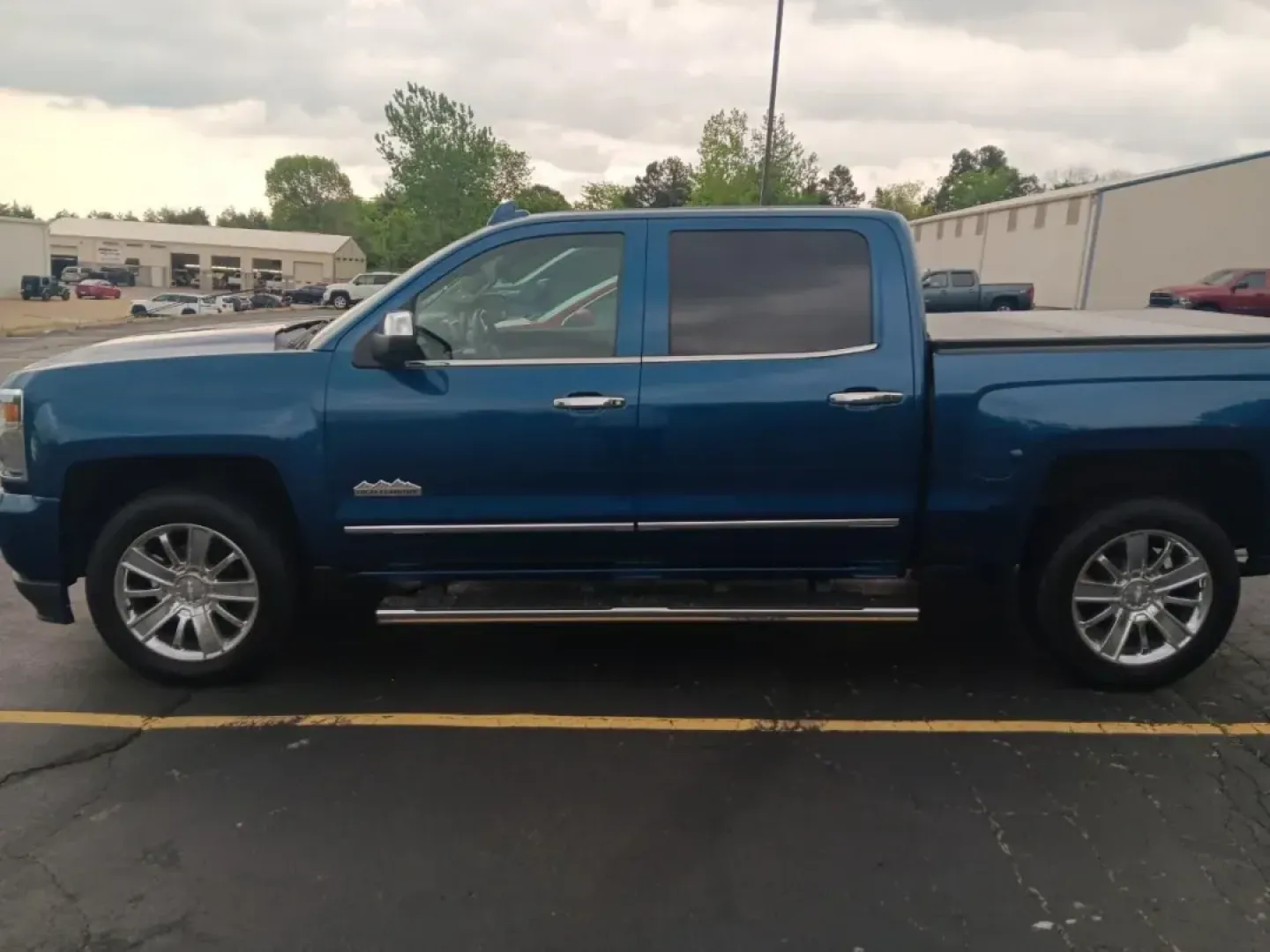 2017 /Saddle Leather Chevrolet Silverado 1500 High Country (3GCUKTEC5HG) with an 5.3L EcoTec3 V8 engine, Automatic transmission, located at 970 Woodlawn Dr., Farmington, MO, 63640, (573) 431-7800, 37.825642, -90.468674 - **Discover the Adventure-Ready 2017 Chevrolet Silverado 1500 High Country at Pettus CDJR Farmington!**<br /> <br /> Are you searching for a reliable and stylish truck that not only meets your everyday needs but also elevates your weekend adventures? Look no further than this striking **2017 Chevrole - Photo#4