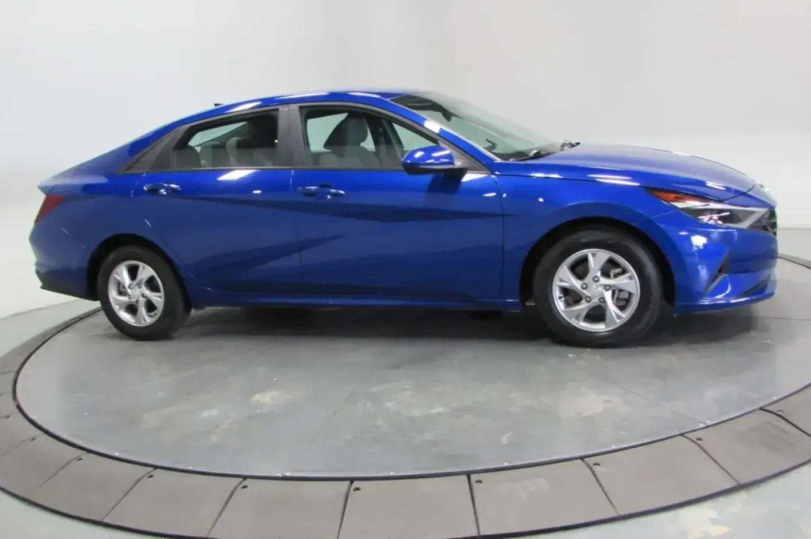 2023 /Medium Gray Cloth Hyundai Elantra SE (KMHLL4AG1PU) with an Other engine, Automatic transmission, located at 12830 Highway 21, De Soto, MO, 63020, (636) 337-7777, 38.153099, -90.573624 - Are you searching for a reliable, stylish vehicle that fits perfectly into your daily life? Look no further than this impressive 2023 Hyundai Elantra SE, now available at Pettus CDJR DeSoto in De Soto, MO. This four-door sedan is not just a mode of transportation; it's your new partner for daily com - Photo#3