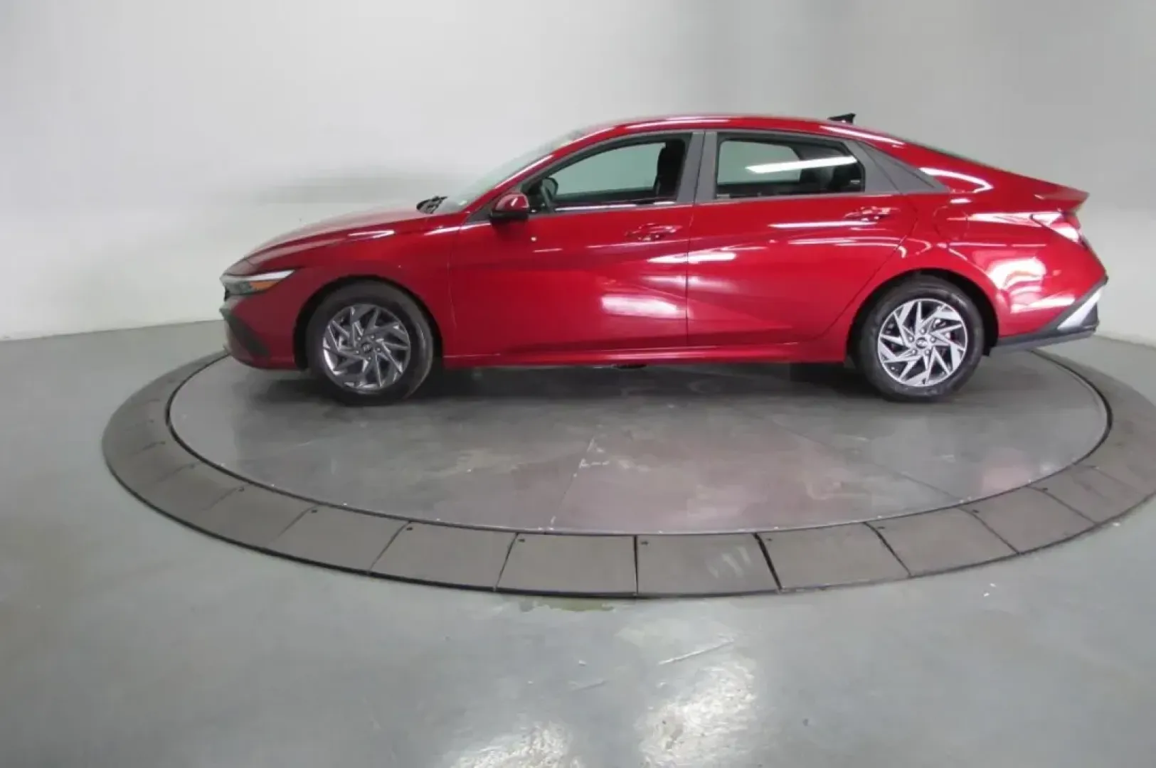 2024 /Medium Gray Cloth Hyundai Elantra SEL (KMHLM4DG3RU) with an Other engine, Automatic transmission, located at 12830 Highway 21, De Soto, MO, 63020, (636) 337-7777, 38.153099, -90.573624 - **Discover Your Next Adventure with the 2024 Hyundai Elantra SEL at Pettus CDJR DeSoto!**<br /> <br /> Are you ready to elevate your daily commute or transform family outings into memorable adventures? The 2024 Hyundai Elantra SEL, with its stunning Ultimate Red exterior and spacious four-door sedan - Photo#4