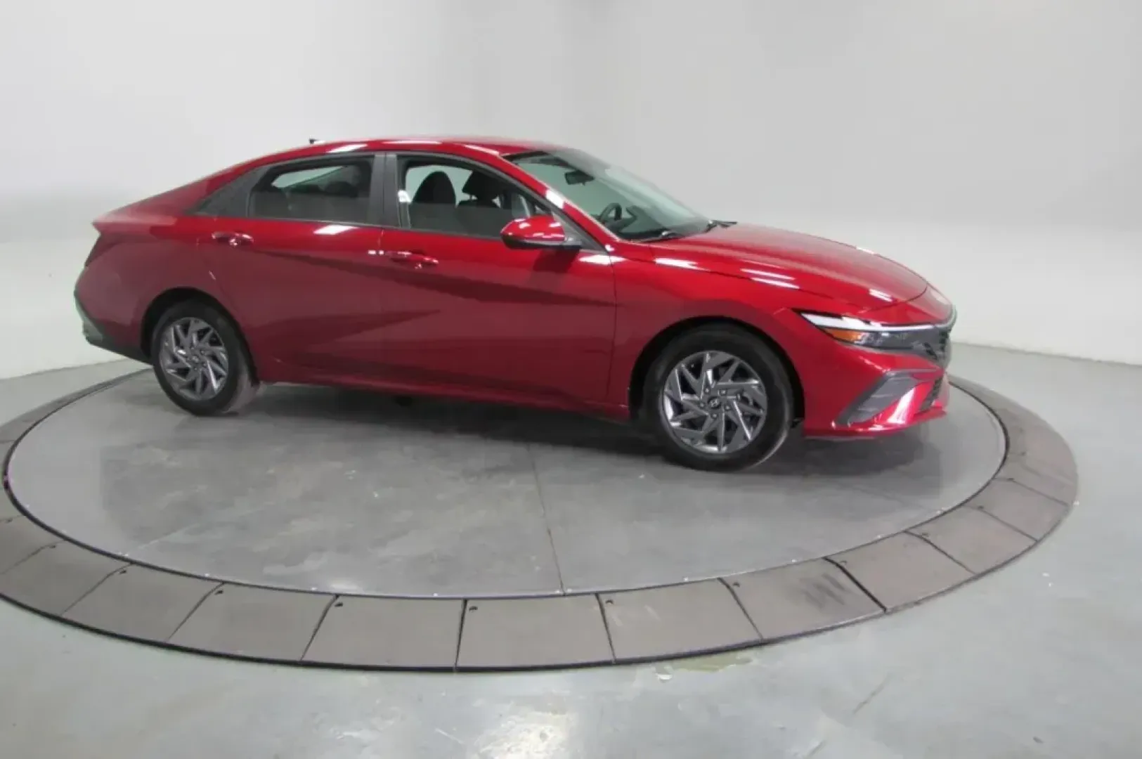 2024 /Medium Gray Cloth Hyundai Elantra SEL (KMHLM4DG3RU) with an Other engine, Automatic transmission, located at 12830 Highway 21, De Soto, MO, 63020, (636) 337-7777, 38.153099, -90.573624 - **Discover Your Next Adventure with the 2024 Hyundai Elantra SEL at Pettus CDJR DeSoto!**<br /> <br /> Are you ready to elevate your daily commute or transform family outings into memorable adventures? The 2024 Hyundai Elantra SEL, with its stunning Ultimate Red exterior and spacious four-door sedan - Photo#29