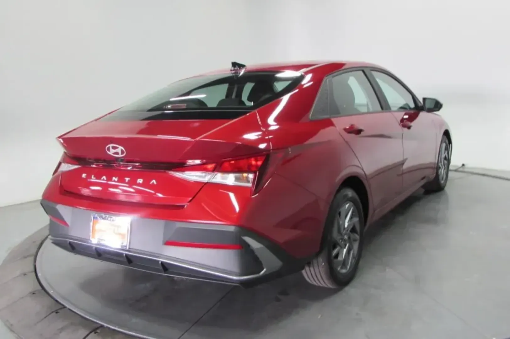 2024 /Medium Gray Cloth Hyundai Elantra SEL (KMHLM4DG3RU) with an Other engine, Automatic transmission, located at 12830 Highway 21, De Soto, MO, 63020, (636) 337-7777, 38.153099, -90.573624 - **Discover Your Next Adventure with the 2024 Hyundai Elantra SEL at Pettus CDJR DeSoto!**<br /> <br /> Are you ready to elevate your daily commute or transform family outings into memorable adventures? The 2024 Hyundai Elantra SEL, with its stunning Ultimate Red exterior and spacious four-door sedan - Photo#34