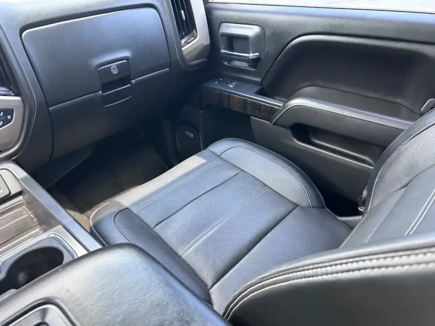 2016 /Jet Black Leather GMC Sierra 1500 Denali (3GTU2PEC1GG) with an 5.3L EcoTec3 V8 engine, Automatic transmission, located at 970 Woodlawn Dr., Farmington, MO, 63640, (573) 431-7800, 37.825642, -90.468674 - Adventure awaits with this stunning 2016 GMC Sierra 1500 Denali, a perfect blend of comfort and capability that makes it ideal for weekend getaways or daily commuting. If you're in the market for a rugged yet refined truck that can handle both work and play, look no further. This pre-owned beauty co - Photo#15