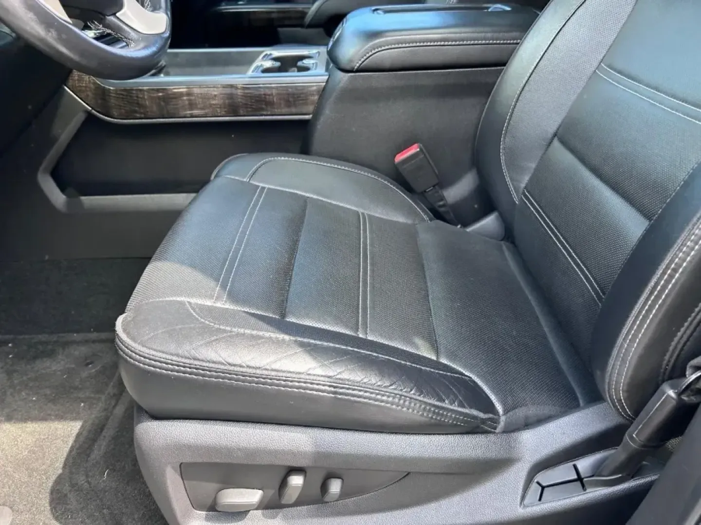 2016 /Jet Black Leather GMC Sierra 1500 Denali (3GTU2PEC1GG) with an 5.3L EcoTec3 V8 engine, Automatic transmission, located at 970 Woodlawn Dr., Farmington, MO, 63640, (573) 431-7800, 37.825642, -90.468674 - Adventure awaits with this stunning 2016 GMC Sierra 1500 Denali, a perfect blend of comfort and capability that makes it ideal for weekend getaways or daily commuting. If you're in the market for a rugged yet refined truck that can handle both work and play, look no further. This pre-owned beauty co - Photo#18