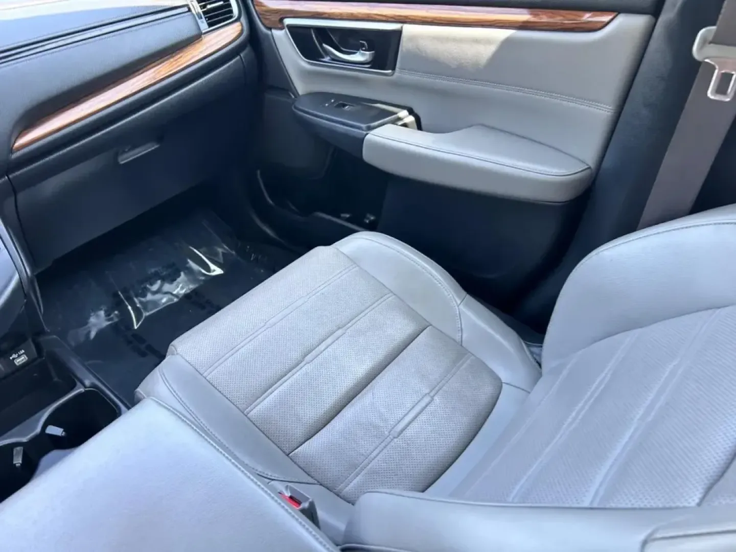 2020 /Gray Leather Honda CR-V EX-L (5J6RW2H84LA) with an 1.5L I-4 16-Valve DOHC engine, Automatic transmission, located at 970 Woodlawn Dr., Farmington, MO, 63640, (573) 431-7800, 37.825642, -90.468674 - Are you in search of a reliable and stylish SUV that perfectly balances everyday practicality with weekend adventure? Look no further than this stunning 2020 Honda CR-V EX-L, available now at Pettus CDJR Farmington. Nestled in the heart of Farmington, MO, our dealership specializes in quality used v - Photo#17