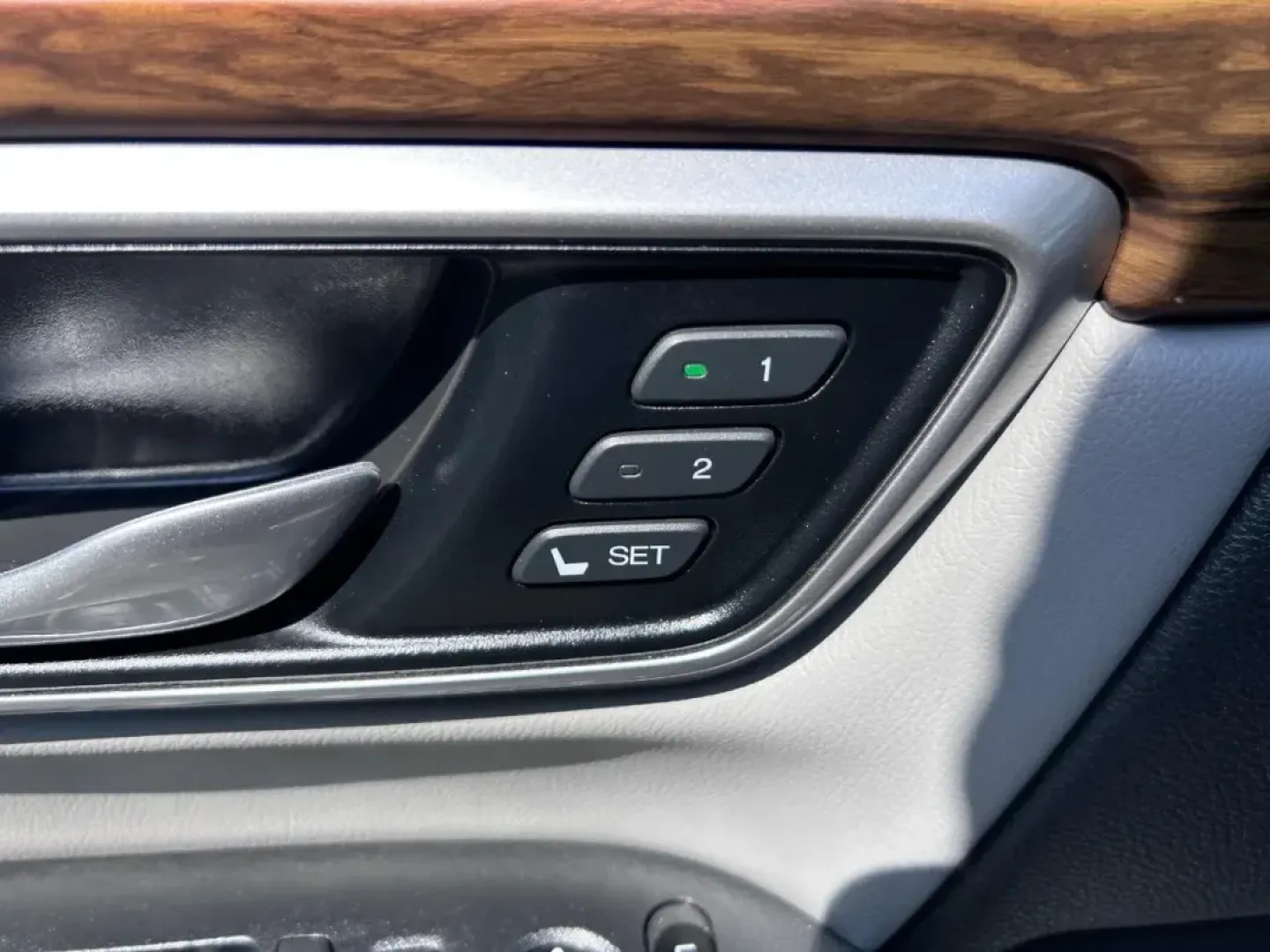 2020 /Gray Leather Honda CR-V EX-L (5J6RW2H84LA) with an 1.5L I-4 16-Valve DOHC engine, Automatic transmission, located at 970 Woodlawn Dr., Farmington, MO, 63640, (573) 431-7800, 37.825642, -90.468674 - Are you in search of a reliable and stylish SUV that perfectly balances everyday practicality with weekend adventure? Look no further than this stunning 2020 Honda CR-V EX-L, available now at Pettus CDJR Farmington. Nestled in the heart of Farmington, MO, our dealership specializes in quality used v - Photo#19