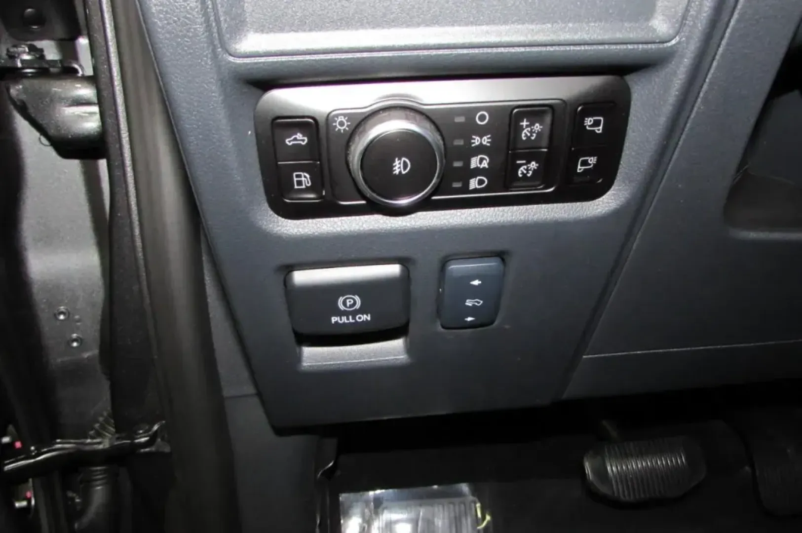 2025 /Black/Medium Dark Slate Leathe Ford F-150 LARIAT (1FTFW5LD6SF) with an 3.5L V6 Turbocharged engine, located at 12836 Highway 21, De Soto, MO, 63020, (636) 337-7777, 38.151867, -90.575615 - **Adventure Awaits with This 2025 Ford F-150 LARIAT at Pettus Ford De Soto!**<br /> <br /> Are you ready to elevate your driving experience? Whether you're hauling gear for a weekend camping trip, commuting to work, or just need a reliable vehicle for daily errands, the 2025 Ford F-150 LARIAT is the - Photo#16