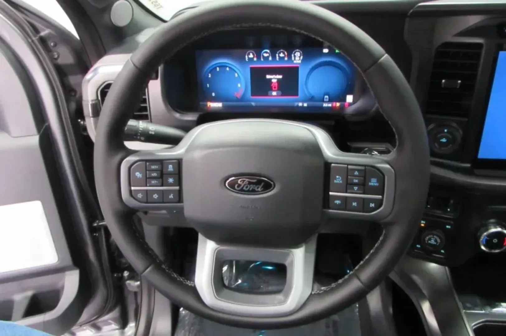 2025 /Black/Medium Dark Slate Leathe Ford F-150 LARIAT (1FTFW5LD6SF) with an 3.5L V6 Turbocharged engine, located at 12836 Highway 21, De Soto, MO, 63020, (636) 337-7777, 38.151867, -90.575615 - **Adventure Awaits with This 2025 Ford F-150 LARIAT at Pettus Ford De Soto!**<br /> <br /> Are you ready to elevate your driving experience? Whether you're hauling gear for a weekend camping trip, commuting to work, or just need a reliable vehicle for daily errands, the 2025 Ford F-150 LARIAT is the - Photo#17