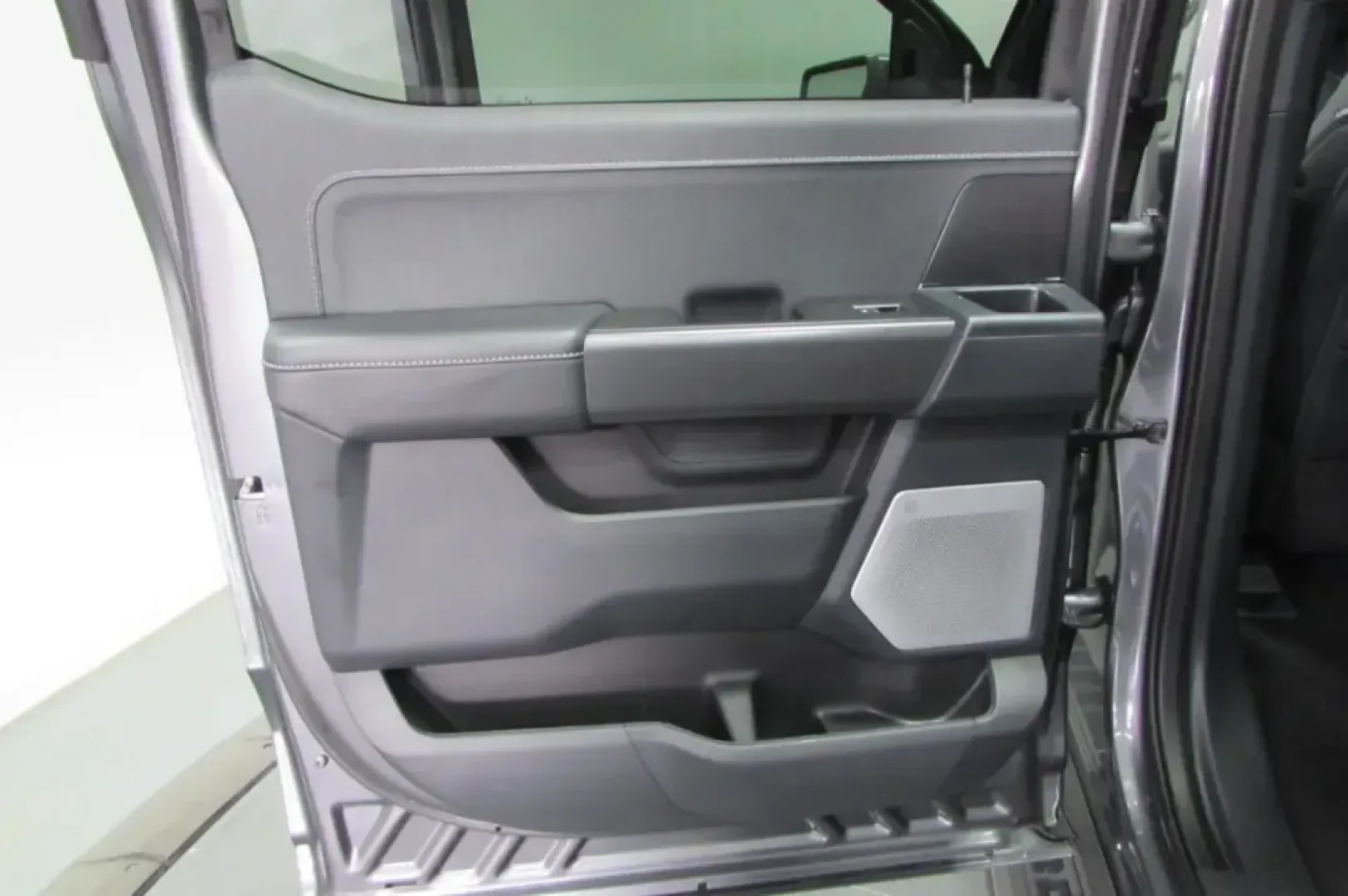 2025 /Black/Medium Dark Slate Leathe Ford F-150 LARIAT (1FTFW5LD6SF) with an 3.5L V6 Turbocharged engine, located at 12836 Highway 21, De Soto, MO, 63020, (636) 337-7777, 38.151867, -90.575615 - **Adventure Awaits with This 2025 Ford F-150 LARIAT at Pettus Ford De Soto!**<br /> <br /> Are you ready to elevate your driving experience? Whether you're hauling gear for a weekend camping trip, commuting to work, or just need a reliable vehicle for daily errands, the 2025 Ford F-150 LARIAT is the - Photo#28