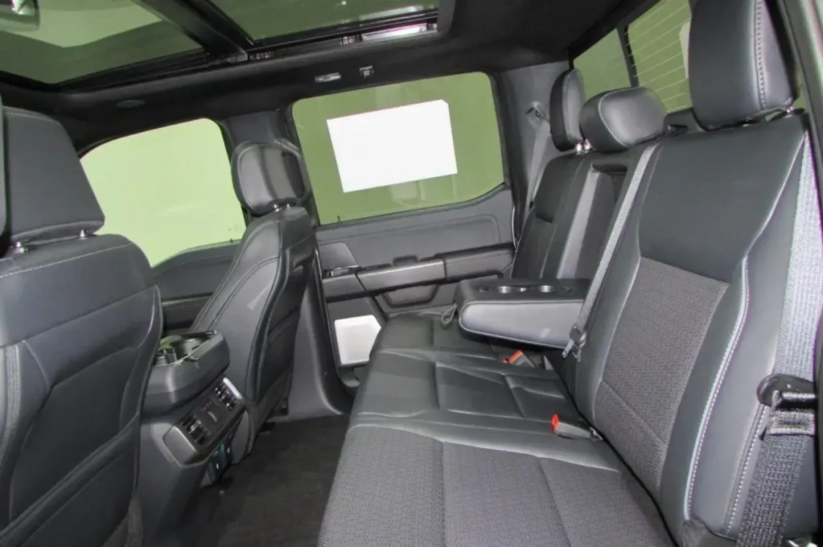 2025 /Black/Medium Dark Slate Leathe Ford F-150 LARIAT (1FTFW5LD6SF) with an 3.5L V6 Turbocharged engine, located at 12836 Highway 21, De Soto, MO, 63020, (636) 337-7777, 38.151867, -90.575615 - **Adventure Awaits with This 2025 Ford F-150 LARIAT at Pettus Ford De Soto!**<br /> <br /> Are you ready to elevate your driving experience? Whether you're hauling gear for a weekend camping trip, commuting to work, or just need a reliable vehicle for daily errands, the 2025 Ford F-150 LARIAT is the - Photo#29