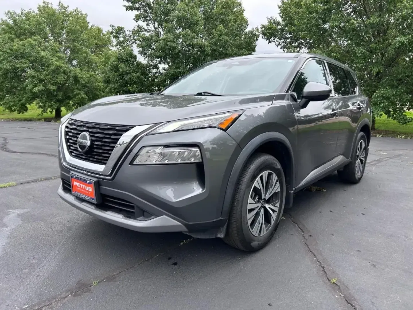 2021 /Charcoal Cloth Nissan Rogue SV (5N1AT3BB6MC) with an 2.5L DOHC 16-Valve I4 engine, Automatic transmission, located at 970 Woodlawn Dr., Farmington, MO, 63640, (573) 431-7800, 37.825642, -90.468674 - **Adventure Awaits with the 2021 Nissan Rogue SV Your Perfect Family SUV!**<br /> <br /> Are you searching for a reliable and versatile SUV that fits seamlessly into the rhythm of your busy family life? Look no further than this stunning 2021 Nissan Rogue SV, available now at Pettus CDJR Farmington - Photo#5