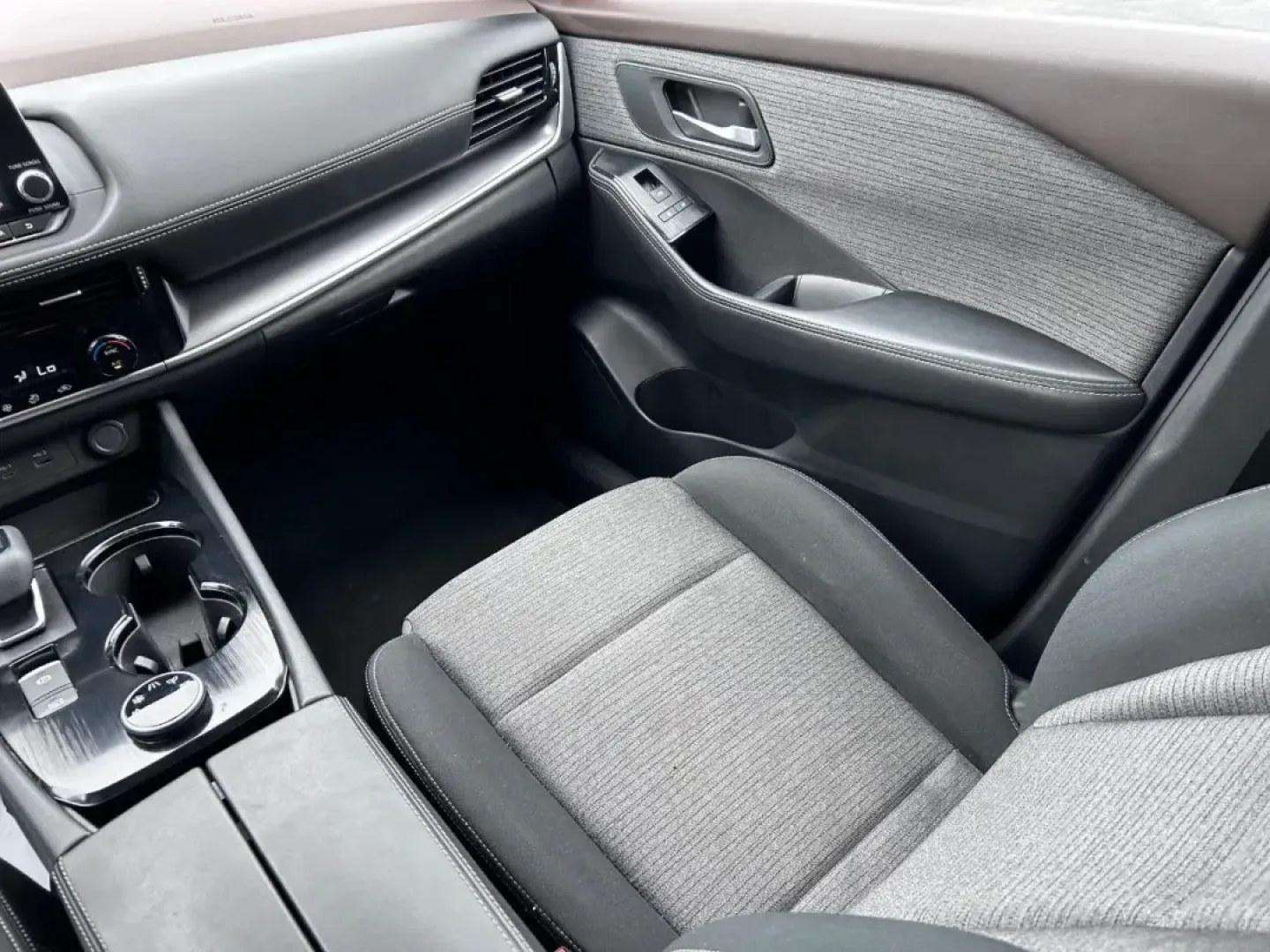 2021 /Charcoal Cloth Nissan Rogue SV (5N1AT3BB6MC) with an 2.5L DOHC 16-Valve I4 engine, Automatic transmission, located at 970 Woodlawn Dr., Farmington, MO, 63640, (573) 431-7800, 37.825642, -90.468674 - **Adventure Awaits with the 2021 Nissan Rogue SV Your Perfect Family SUV!**<br /> <br /> Are you searching for a reliable and versatile SUV that fits seamlessly into the rhythm of your busy family life? Look no further than this stunning 2021 Nissan Rogue SV, available now at Pettus CDJR Farmington - Photo#15