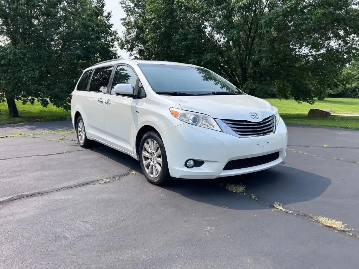 2016 /Ash Leather Toyota Sienna XLE Premium 7 Passenger (5TDDK3DC4GS) with an 3.5L DOHC V6 SMPI engine, Automatic transmission, located at 970 Woodlawn Dr., Farmington, MO, 63640, (573) 431-7800, 37.825642, -90.468674 - USED 2016 Toyota Sienna XLE Premium 7 Passenger from Pettus CDJR Farmington, Farmington MO. - Photo#0