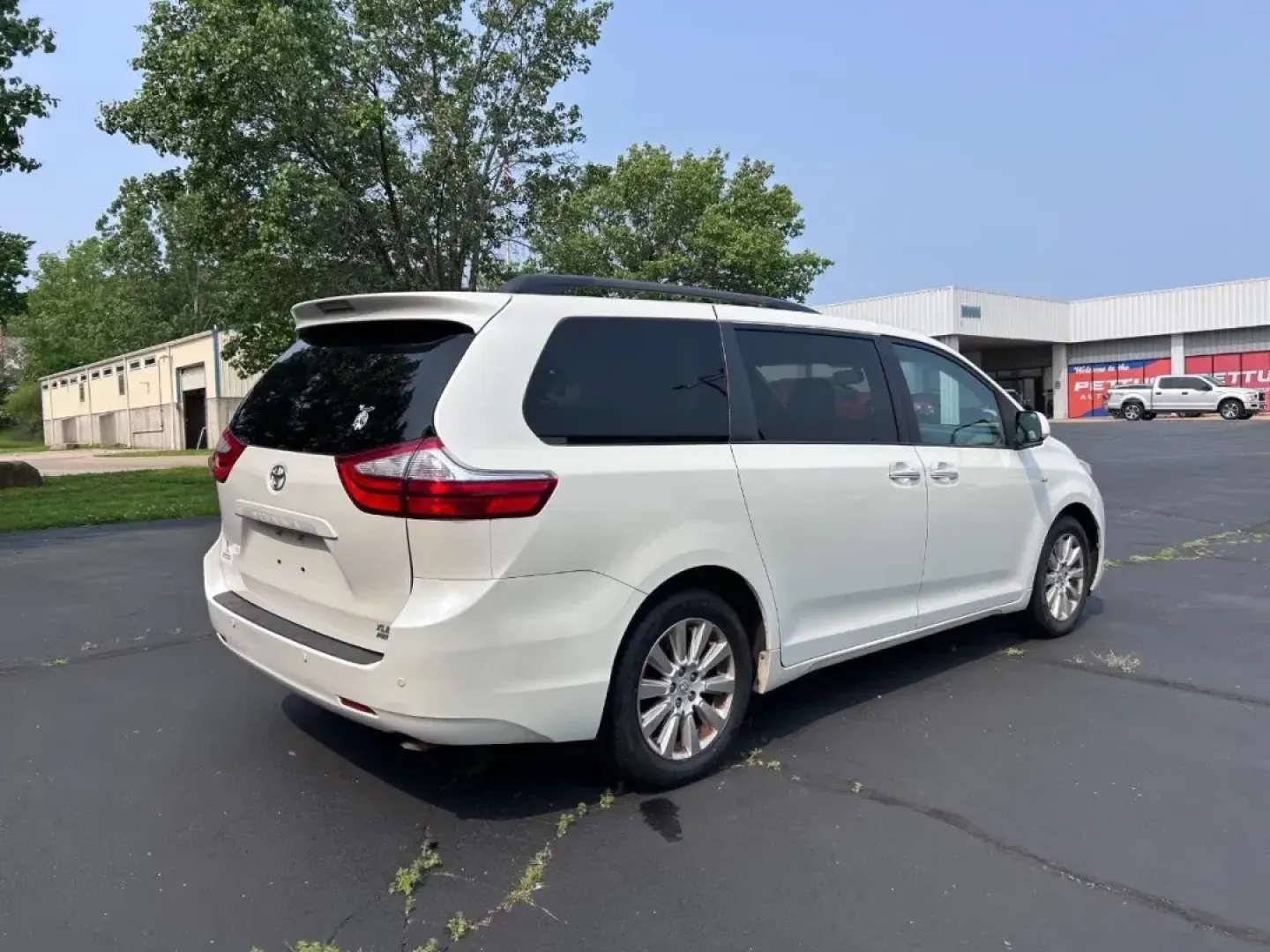 2016 /Ash Leather Toyota Sienna XLE Premium 7 Passenger (5TDDK3DC4GS) with an 3.5L DOHC V6 SMPI engine, Automatic transmission, located at 970 Woodlawn Dr., Farmington, MO, 63640, (573) 431-7800, 37.825642, -90.468674 - USED 2016 Toyota Sienna XLE Premium 7 Passenger from Pettus CDJR Farmington, Farmington MO. - Photo#2