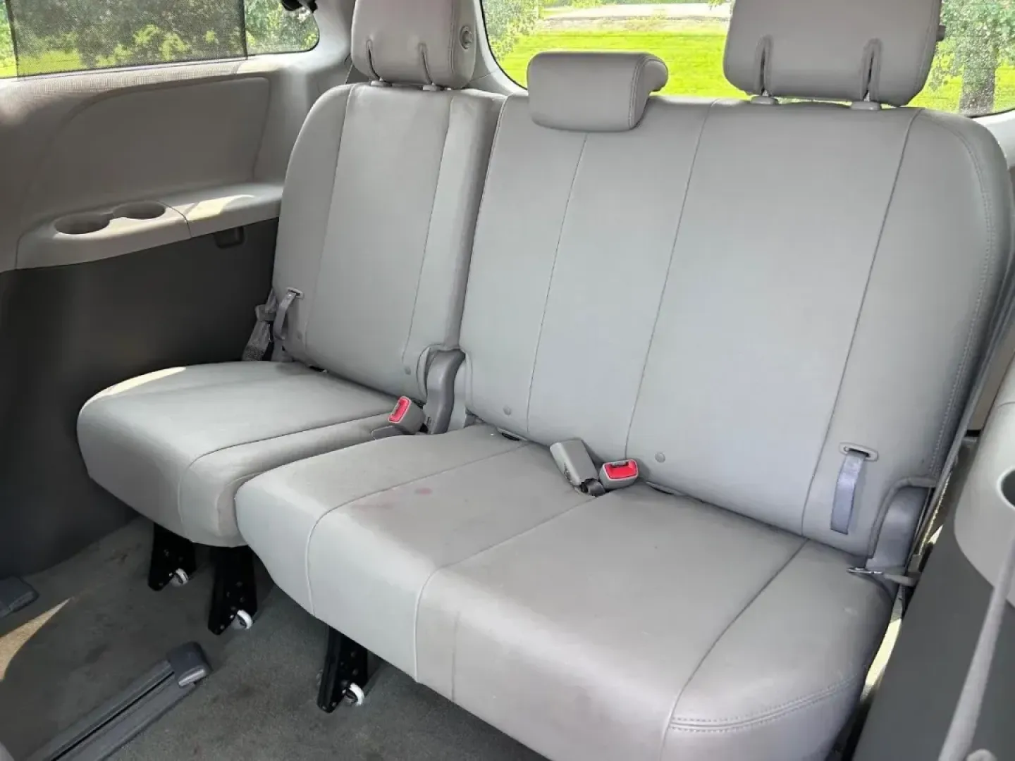 2016 /Ash Leather Toyota Sienna XLE Premium 7 Passenger (5TDDK3DC4GS) with an 3.5L DOHC V6 SMPI engine, Automatic transmission, located at 970 Woodlawn Dr., Farmington, MO, 63640, (573) 431-7800, 37.825642, -90.468674 - USED 2016 Toyota Sienna XLE Premium 7 Passenger from Pettus CDJR Farmington, Farmington MO. - Photo#9