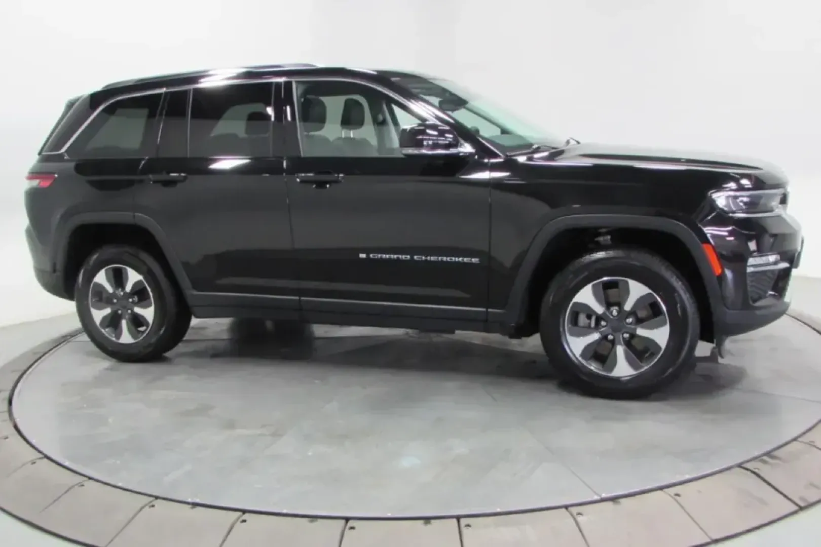 2022 /Global Black Leather Jeep Grand Cherokee 4xe (1C4RJYB60N8) with an Other engine, Automatic transmission, located at 12830 Highway 21, De Soto, MO, 63020, (636) 337-7777, 38.153099, -90.573624 - **Elevate Your Adventures with the 2022 Jeep Grand Cherokee 4xe!**<br /> <br /> Experience the perfect fusion of luxury and versatility with this stunning 2022 Jeep Grand Cherokee 4xe, designed for those who crave adventure without sacrificing comfort. Whether you're exploring the winding roads of t - Photo#2