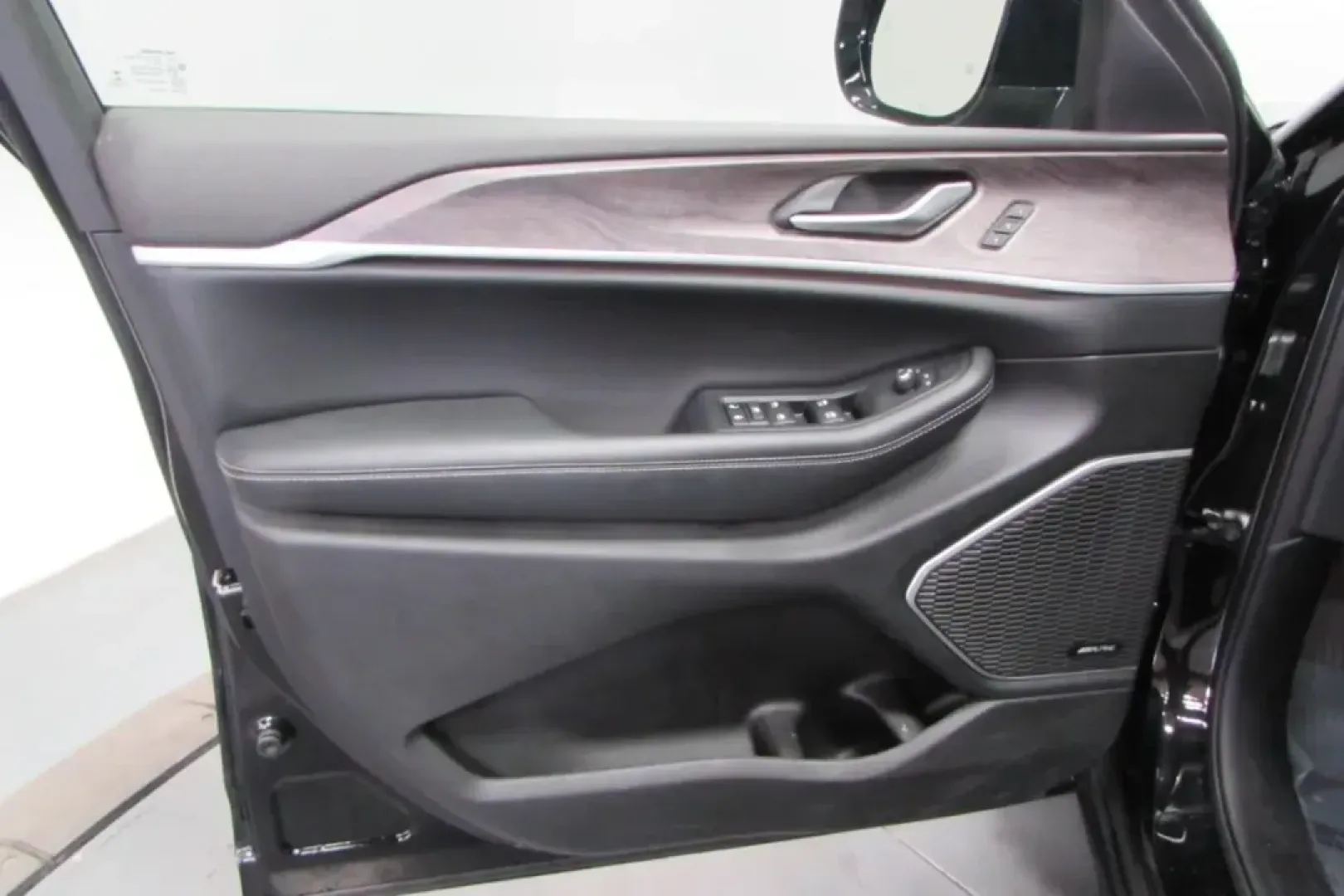 2022 /Global Black Leather Jeep Grand Cherokee 4xe (1C4RJYB60N8) with an Other engine, Automatic transmission, located at 12830 Highway 21, De Soto, MO, 63020, (636) 337-7777, 38.153099, -90.573624 - **Elevate Your Adventures with the 2022 Jeep Grand Cherokee 4xe!**<br /> <br /> Experience the perfect fusion of luxury and versatility with this stunning 2022 Jeep Grand Cherokee 4xe, designed for those who crave adventure without sacrificing comfort. Whether you're exploring the winding roads of t - Photo#10