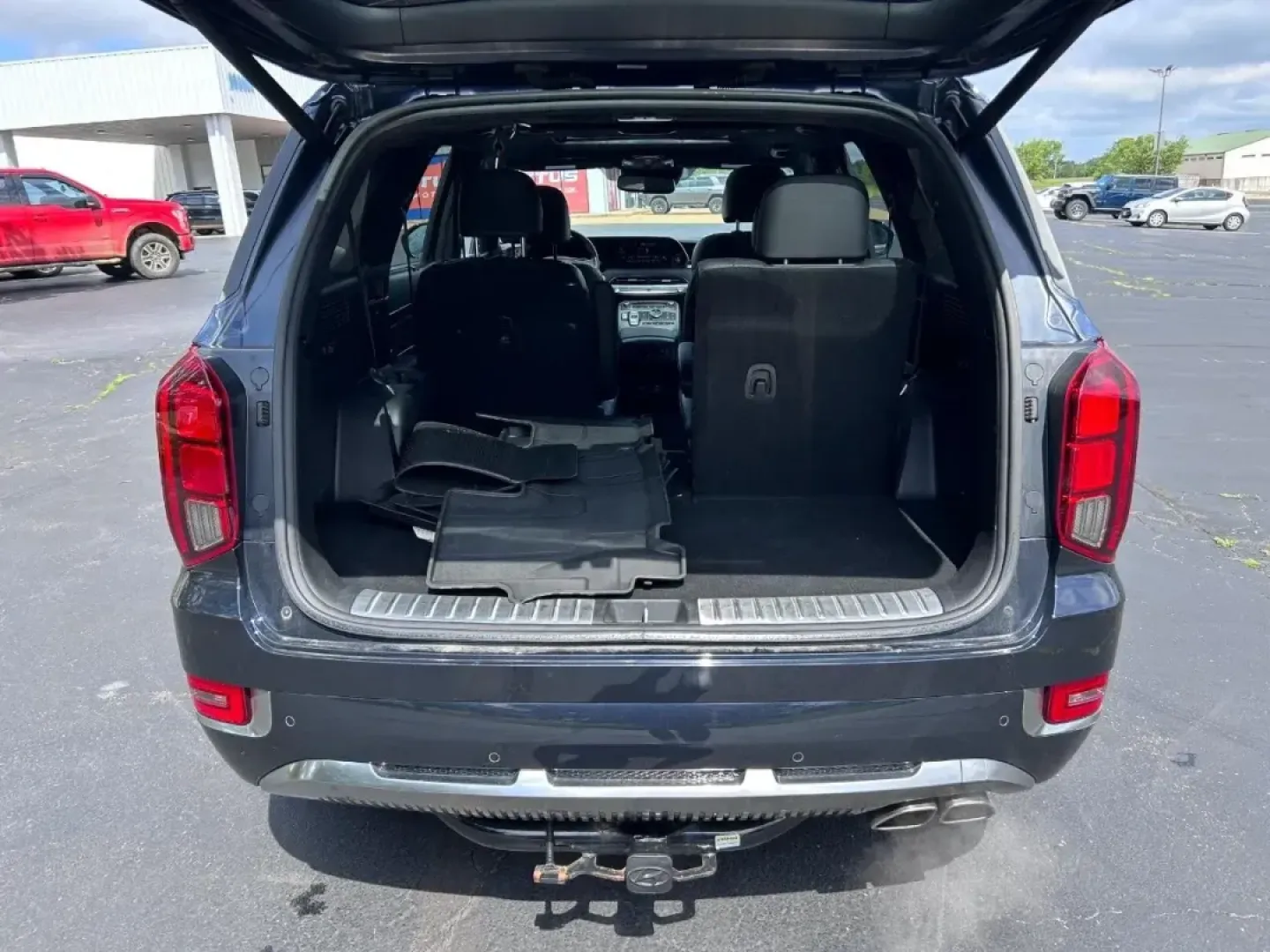 2022 /Black Leather Hyundai Palisade Calligraphy (KM8R7DHE7NU) with an 3.8L GDI D-CVVT V6 engine, Automatic transmission, located at 970 Woodlawn Dr., Farmington, MO, 63640, (573) 431-7800, 37.825642, -90.468674 - **Seeking the Perfect Family Adventure Vehicle? Meet the 2022 Hyundai Palisade Calligraphy!**<br /> <br /> Are you looking for an SUV that blends luxury and practicality for your growing family? The 2022 Hyundai Palisade Calligraphy is a versatile choice that promises both comfort and adventure, mak - Photo#4