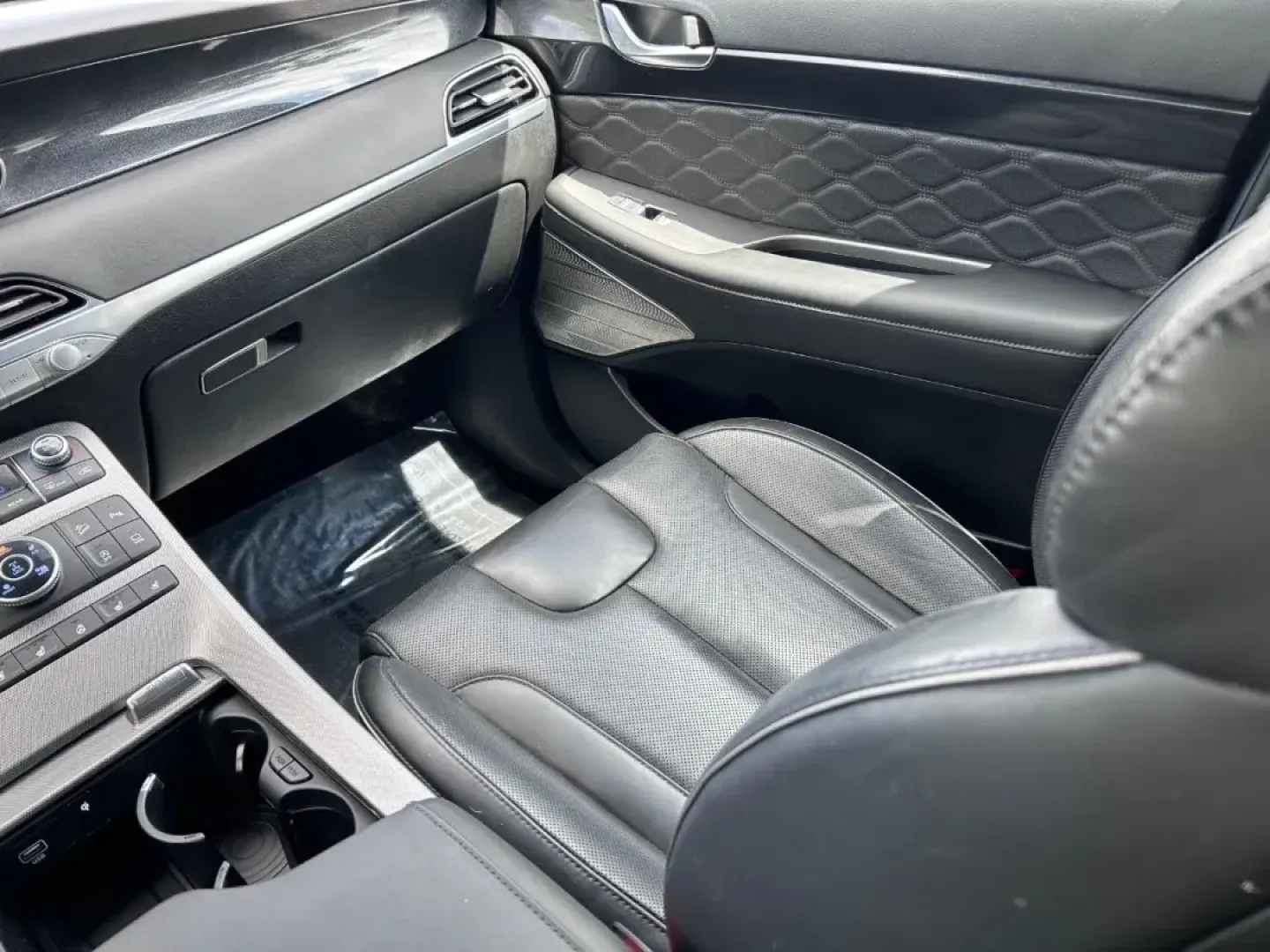2022 /Black Leather Hyundai Palisade Calligraphy (KM8R7DHE7NU) with an 3.8L GDI D-CVVT V6 engine, Automatic transmission, located at 970 Woodlawn Dr., Farmington, MO, 63640, (573) 431-7800, 37.825642, -90.468674 - **Seeking the Perfect Family Adventure Vehicle? Meet the 2022 Hyundai Palisade Calligraphy!**<br /> <br /> Are you looking for an SUV that blends luxury and practicality for your growing family? The 2022 Hyundai Palisade Calligraphy is a versatile choice that promises both comfort and adventure, mak - Photo#19