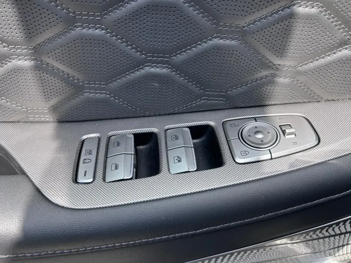 2022 /Black Leather Hyundai Palisade Calligraphy (KM8R7DHE7NU) with an 3.8L GDI D-CVVT V6 engine, Automatic transmission, located at 970 Woodlawn Dr., Farmington, MO, 63640, (573) 431-7800, 37.825642, -90.468674 - **Seeking the Perfect Family Adventure Vehicle? Meet the 2022 Hyundai Palisade Calligraphy!**<br /> <br /> Are you looking for an SUV that blends luxury and practicality for your growing family? The 2022 Hyundai Palisade Calligraphy is a versatile choice that promises both comfort and adventure, mak - Photo#20