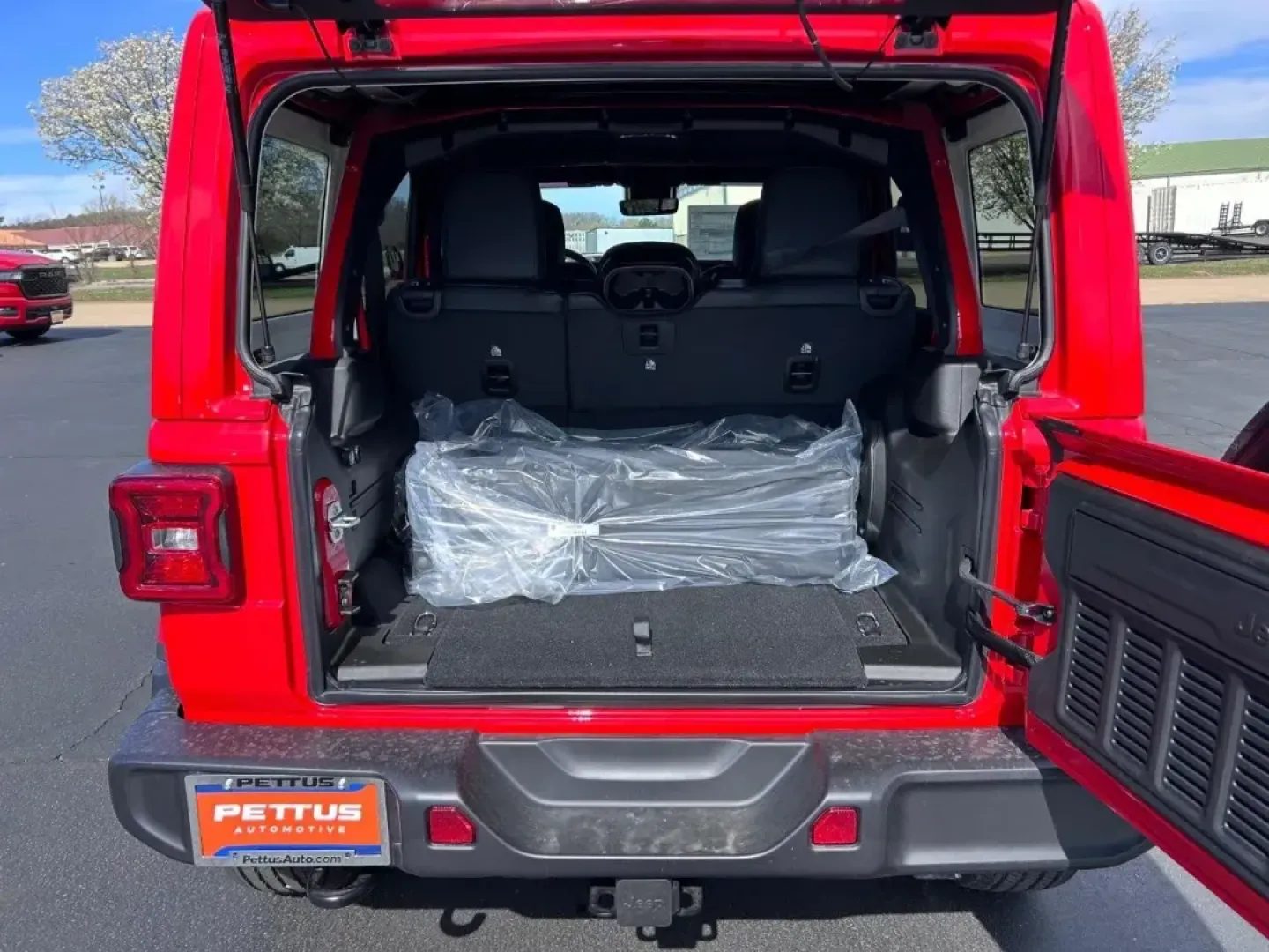 2025 /Black Leather Jeep Wrangler Sahara (1C4PJXEN5SW) with an 2.0L I4 DOHC DI Turbo engine, Automatic transmission, located at 970 Woodlawn Dr., Farmington, MO, 63640, (573) 431-7800, 37.825642, -90.468674 - **Adventure Awaits: Discover the 2025 Jeep Wrangler Sahara at Pettus CDJR Farmington!**<br /> <br /> Are you ready to elevate your outdoor adventures or make your daily commute a thrilling experience? The 2025 Jeep Wrangler Sahara is the ultimate SUV that perfectly combines rugged capability with mo - Photo#3
