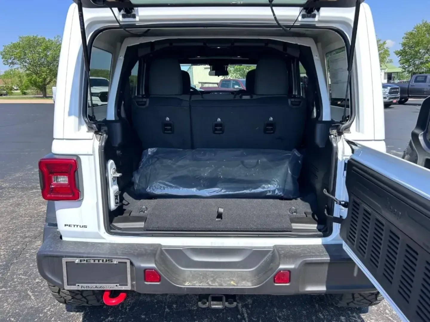 2025 /Black Cloth Jeep Wrangler Rubicon (1C4PJXFN3SW) with an 2.0L Turbocharged engine, located at 970 Woodlawn Dr., Farmington, MO, 63640, (573) 431-7800, 37.825642, -90.468674 - Discover the thrill of adventure with the 2025 Jeep Wrangler Rubicon, designed for those who crave the open road, weekend escapades, or just a reliable ride for daily commutes. This SUV is not just a vehicle; it's a lifestyle choice, perfect for off-road enthusiasts and urban explorers alike. At Pet - Photo#3