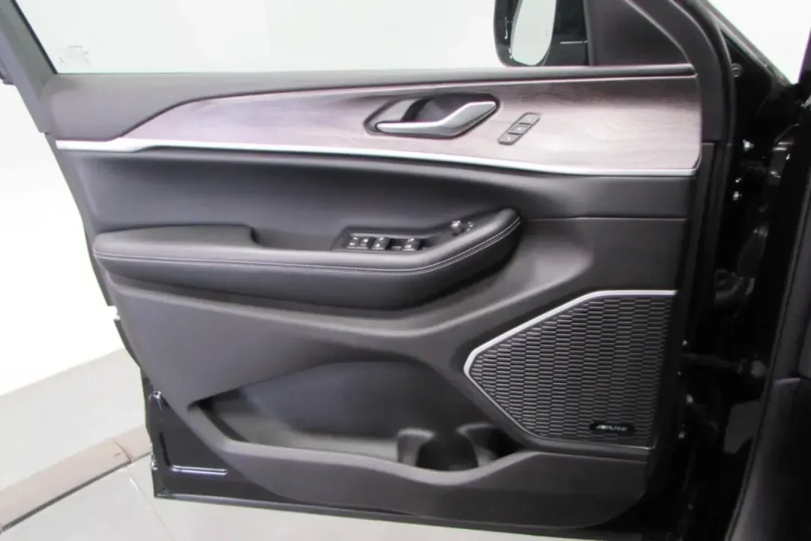 2022 /Global Black Leather Jeep Grand Cherokee 4xe (1C4RJYB67N8) with an Other engine, Automatic transmission, located at 12830 Highway 21, De Soto, MO, 63020, (636) 337-7777, 38.153099, -90.573624 - Discover the thrill of adventure and family-friendly utility with the stunning 2022 Jeep Grand Cherokee 4xe, available now at Pettus CDJR DeSoto. If you're in search of **used cars near me** that blend modern technology with rugged capability, look no further. This spacious SUV is ideal for weekend - Photo#10