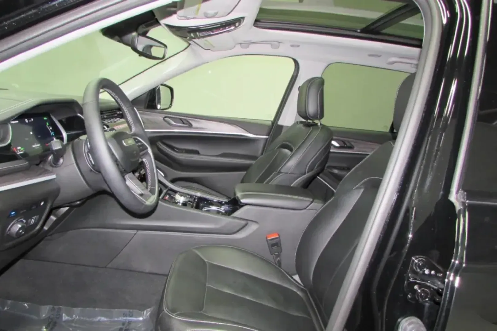 2022 /Global Black Leather Jeep Grand Cherokee 4xe (1C4RJYB67N8) with an Other engine, Automatic transmission, located at 12830 Highway 21, De Soto, MO, 63020, (636) 337-7777, 38.153099, -90.573624 - Discover the thrill of adventure and family-friendly utility with the stunning 2022 Jeep Grand Cherokee 4xe, available now at Pettus CDJR DeSoto. If you're in search of **used cars near me** that blend modern technology with rugged capability, look no further. This spacious SUV is ideal for weekend - Photo#11