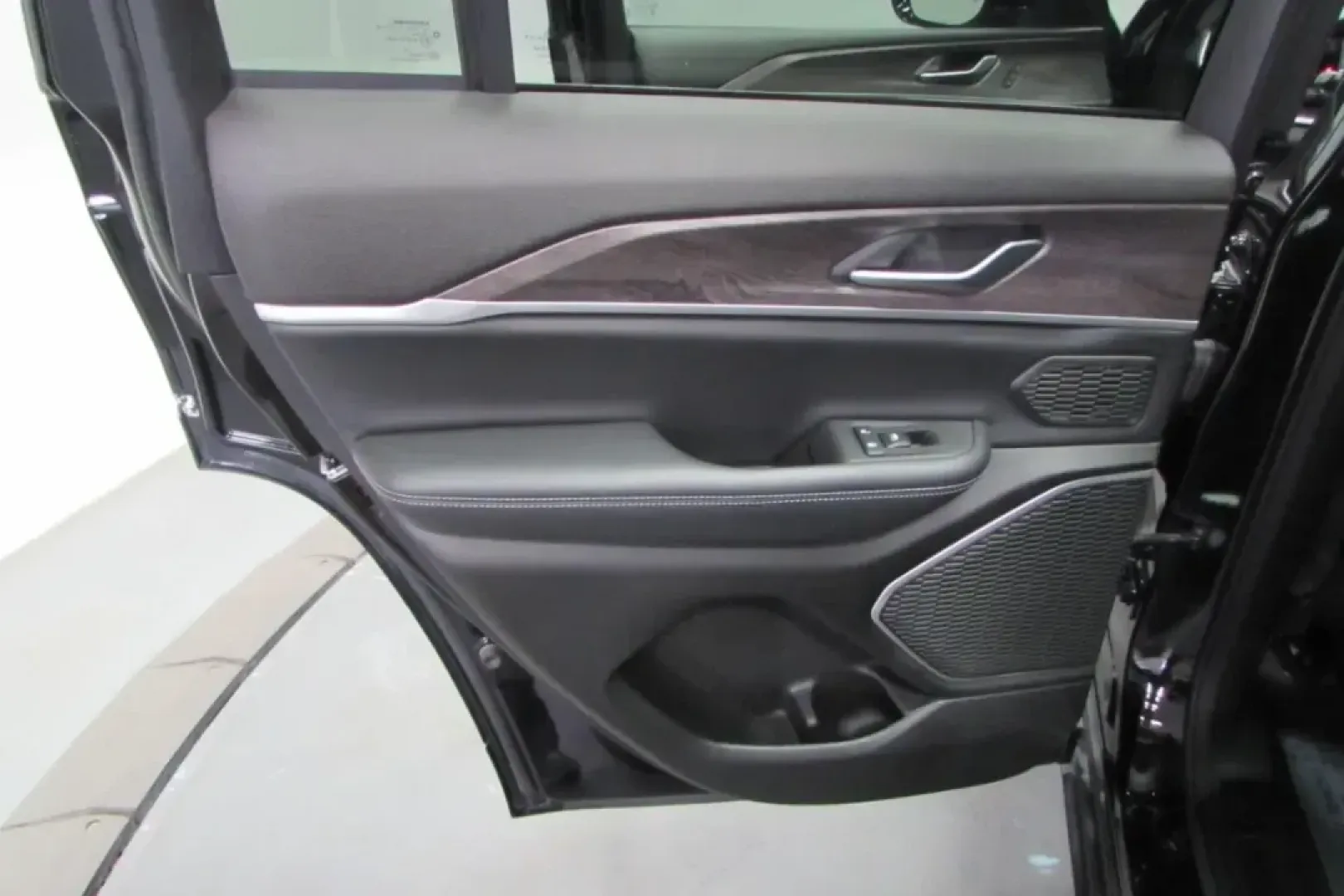 2022 /Global Black Leather Jeep Grand Cherokee 4xe (1C4RJYB67N8) with an Other engine, Automatic transmission, located at 12830 Highway 21, De Soto, MO, 63020, (636) 337-7777, 38.153099, -90.573624 - Discover the thrill of adventure and family-friendly utility with the stunning 2022 Jeep Grand Cherokee 4xe, available now at Pettus CDJR DeSoto. If you're in search of **used cars near me** that blend modern technology with rugged capability, look no further. This spacious SUV is ideal for weekend - Photo#22
