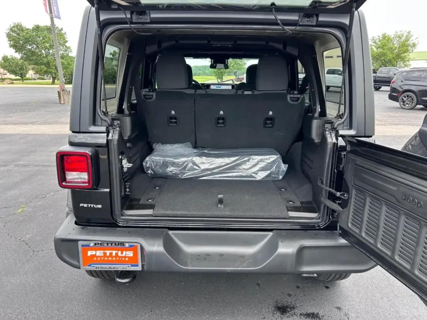 2025 /Black Cloth Jeep Wrangler Sport S (1C4PJXDG8SW) with an 3.6L V6 24V VVT UPG I engine, located at 970 Woodlawn Dr., Farmington, MO, 63640, (573) 431-7800, 37.825642, -90.468674 - Experience the thrill of adventure with the 2025 Jeep Wrangler Sport S, the perfect companion for weekend escapades and off-road journeys. Whether you're navigating the rugged trails of the Ozarks or cruising through the scenic views around Farmington, MO, this SUV is designed to elevate your lifest - Photo#4