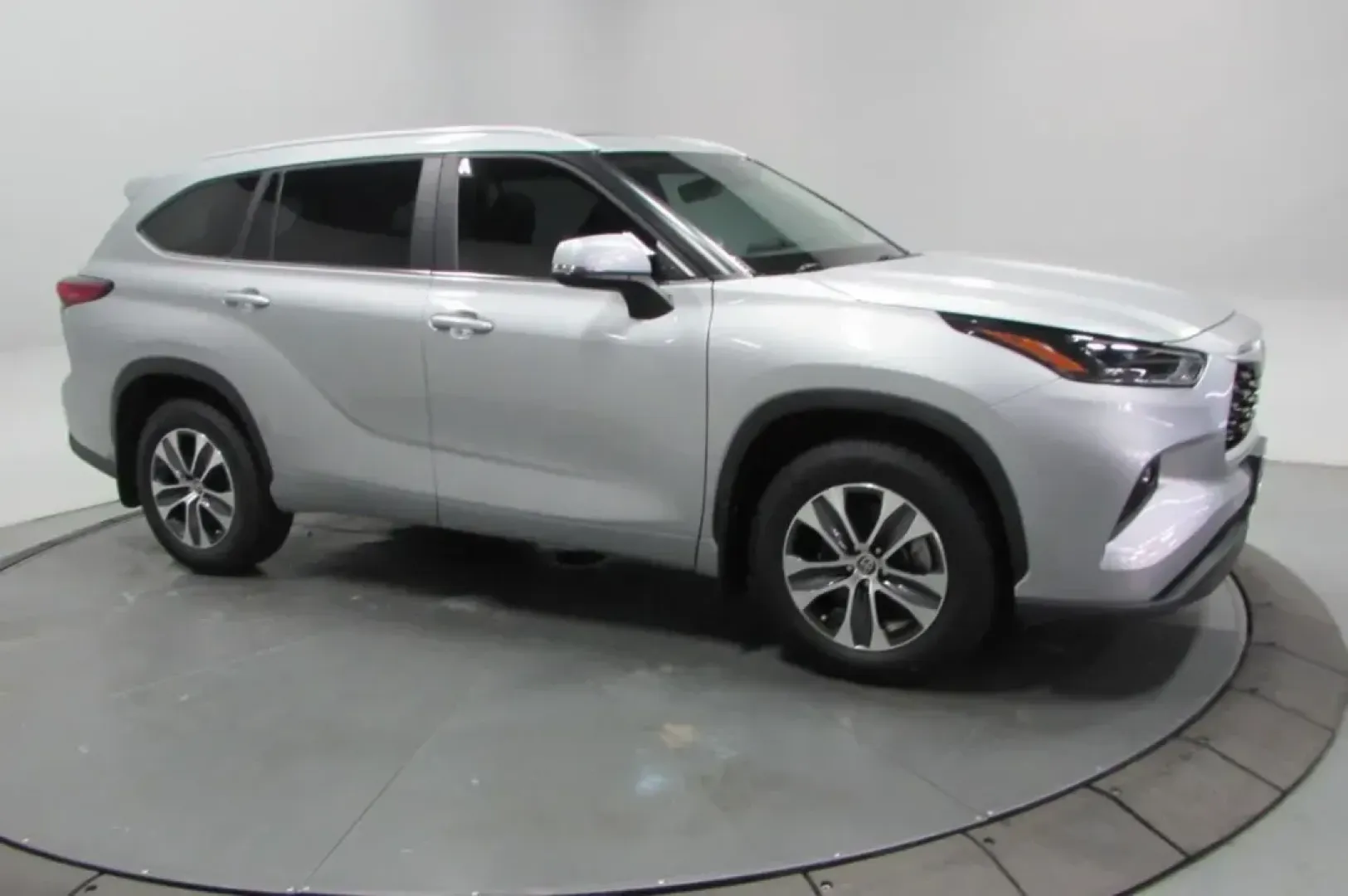 2023 /Black Leather Toyota Highlander XLE (5TDKDRBH1PS) with an Other engine, Automatic transmission, located at 12836 Highway 21, De Soto, MO, 63020, (636) 337-7777, 38.151867, -90.575615 - **Explore the Open Road with the 2023 Toyota Highlander XLE at Pettus Ford De Soto!**<br /> <br /> Are you ready to elevate your family adventures or daily commutes? Look no further than the stunning **2023 Toyota Highlander XLE**, now available at **Pettus Ford De Soto**, your trusted OEM dealershi - Photo#3