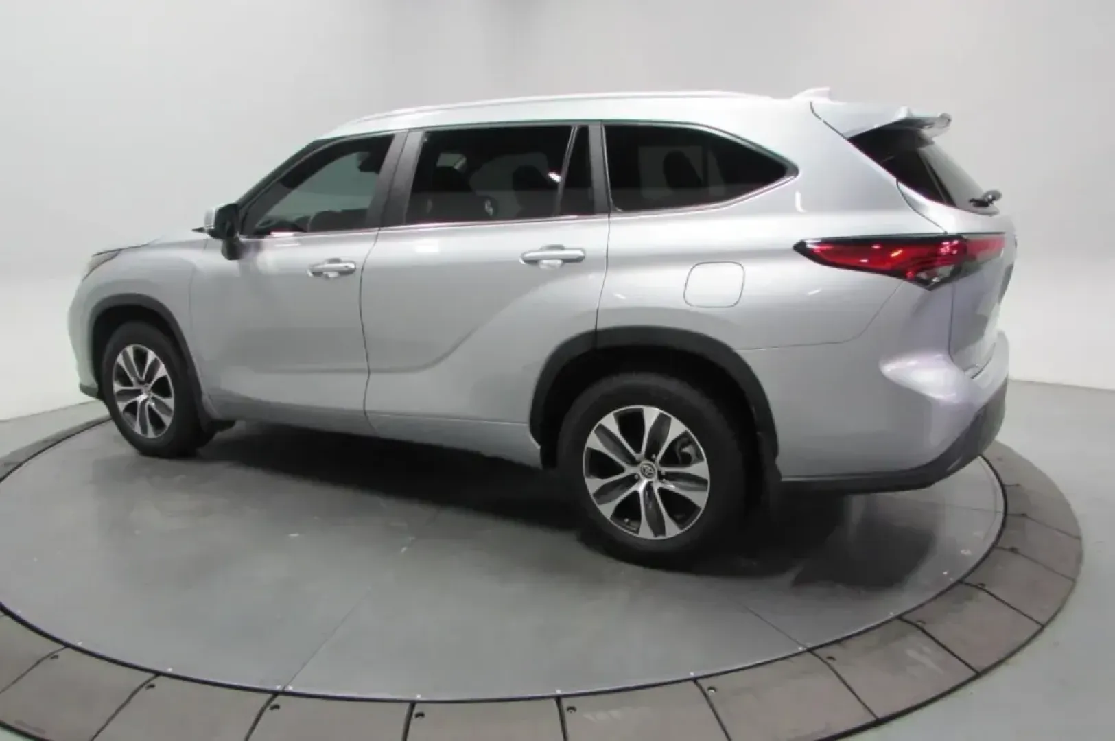 2023 /Black Leather Toyota Highlander XLE (5TDKDRBH1PS) with an Other engine, Automatic transmission, located at 12836 Highway 21, De Soto, MO, 63020, (636) 337-7777, 38.151867, -90.575615 - **Explore the Open Road with the 2023 Toyota Highlander XLE at Pettus Ford De Soto!**<br /> <br /> Are you ready to elevate your family adventures or daily commutes? Look no further than the stunning **2023 Toyota Highlander XLE**, now available at **Pettus Ford De Soto**, your trusted OEM dealershi - Photo#4