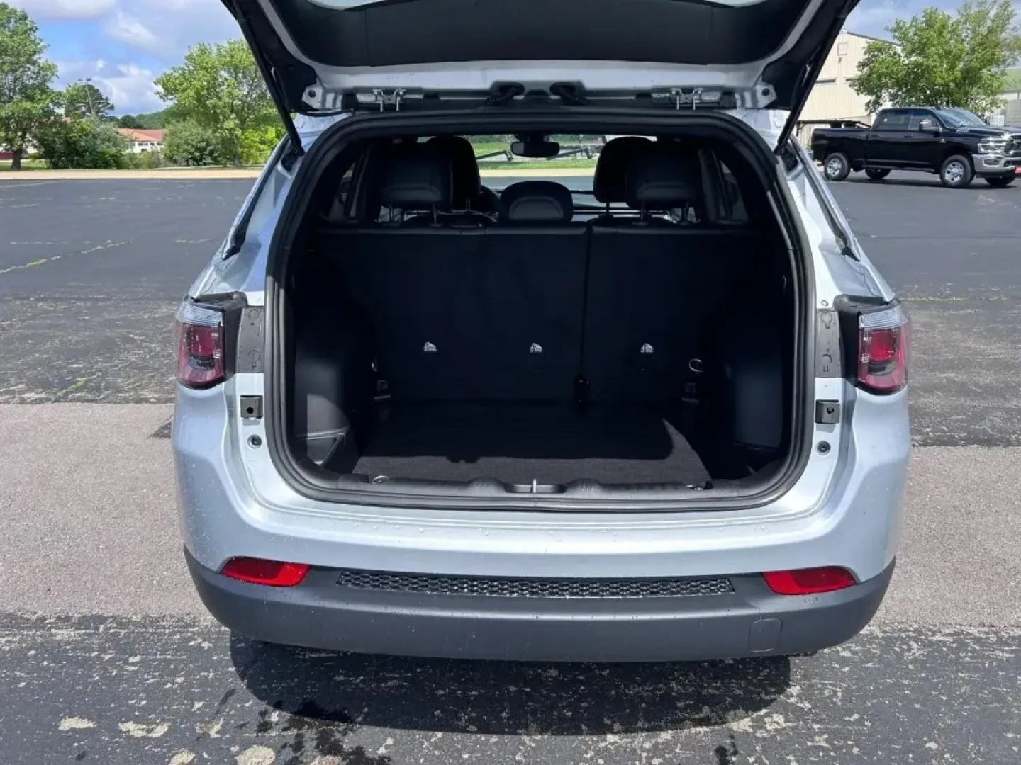 2025 /Black Leather Trimmed Jeep Compass Latitude (3C4NJDBN1ST) with an 2.0L I4 DOHC DI Turbo engine, Automatic transmission, located at 970 Woodlawn Dr., Farmington, MO, 63640, (573) 431-7800, 37.825642, -90.468674 - NEW 2025 Jeep Compass Latitude from Pettus CDJR Farmington, Farmington MO. - Photo#4
